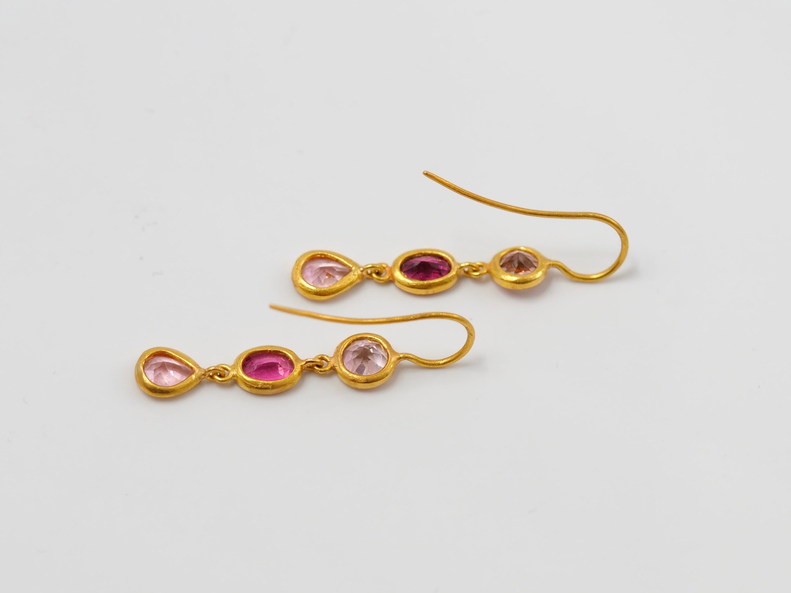 Scrives Light and Purple Pink Tourmaline 22 karat Gold Earrings In New Condition In Paris, Paris