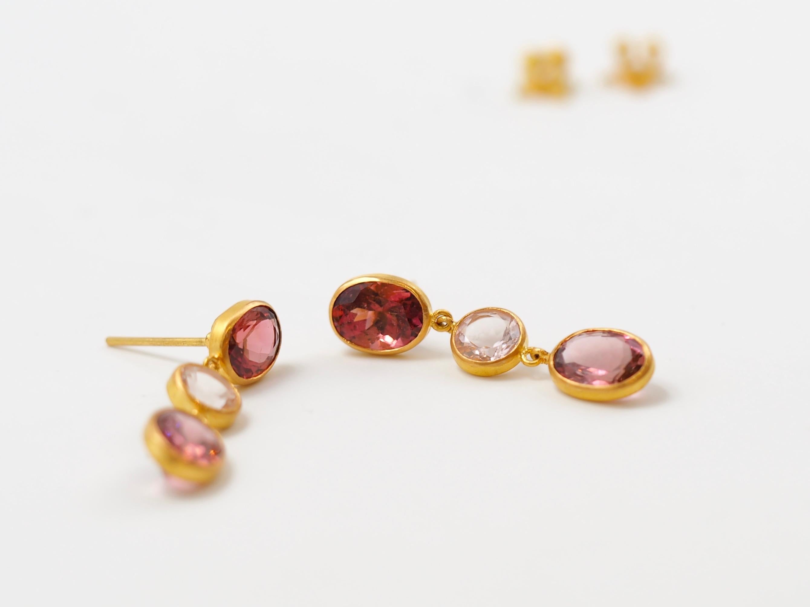 These colourful earrings by Scrives are composed of 4 ovales tourmalines (2 medium purples & 2 darker purples) & 2 round light  morganites.
Tourmalines & morganites total weight is 6.72 cts. 
The tourmalines and morganites are high quality