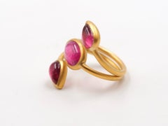 Scrives Multiple Rubellites Cabochons Serpentin in 22 Karat Gold Handgefertigter Ring