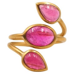 Scrives Multiple Rubellites Cabochons Serpentin in 22 Karat Gold Handgefertigter Ring