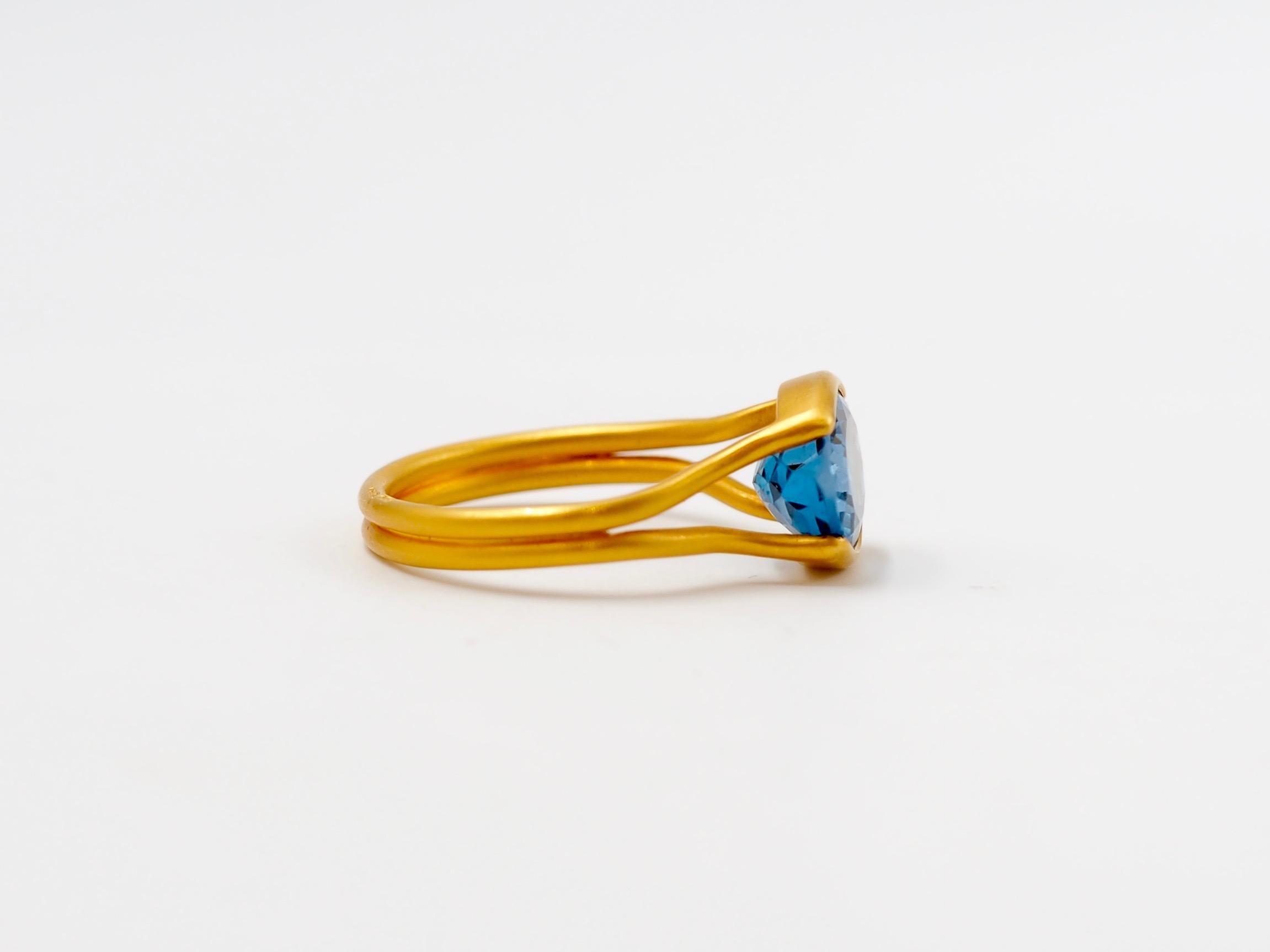 Scrives Blue Topaz Oval 22 Karat Gold Handmade Cocktail One of a kind Ring In New Condition For Sale In Paris, Paris