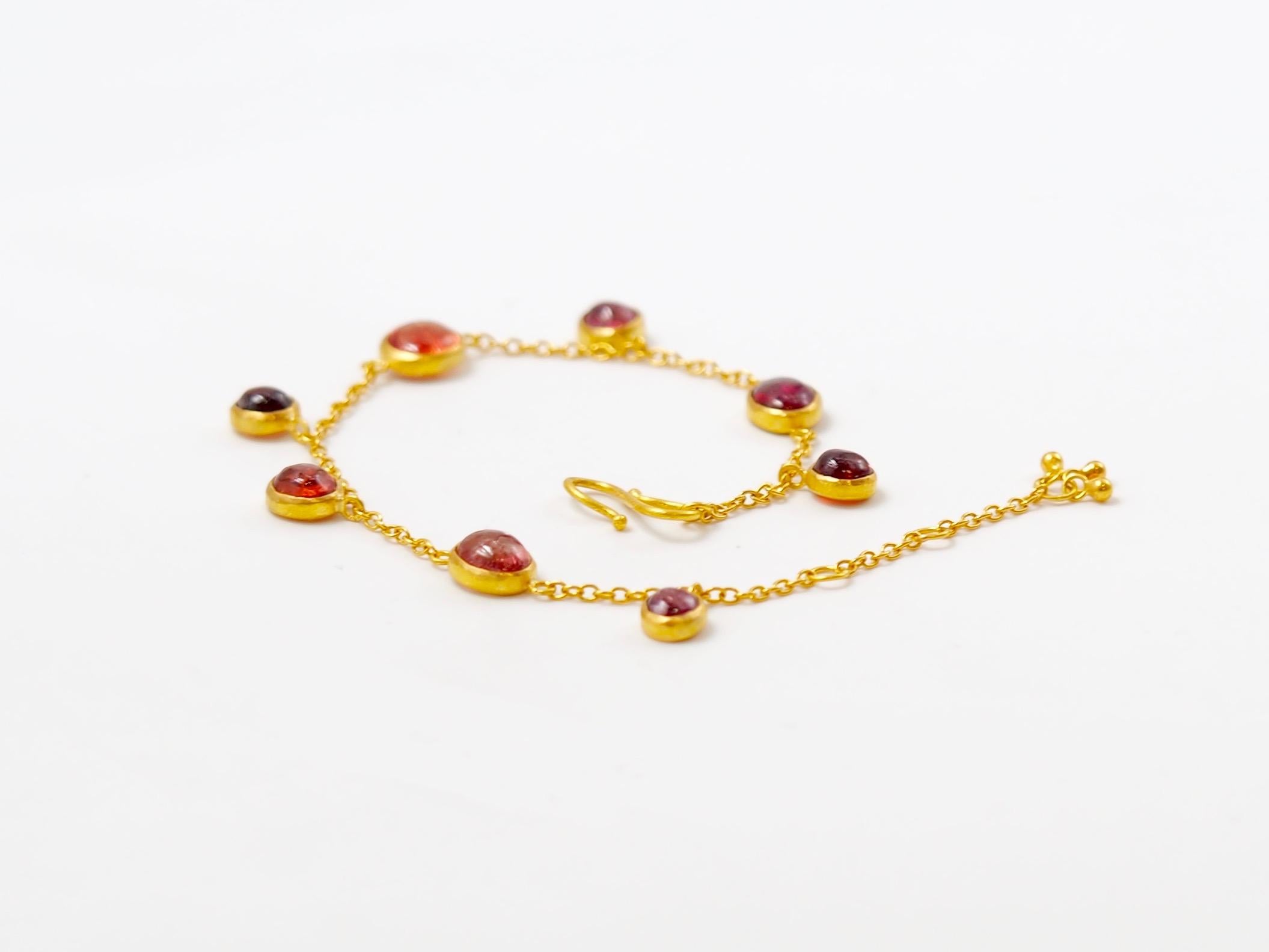 Scrives Natural Orange Peach Purple Spinel Cabochon 22 Karat Gold Bracelet In New Condition In Paris, Paris