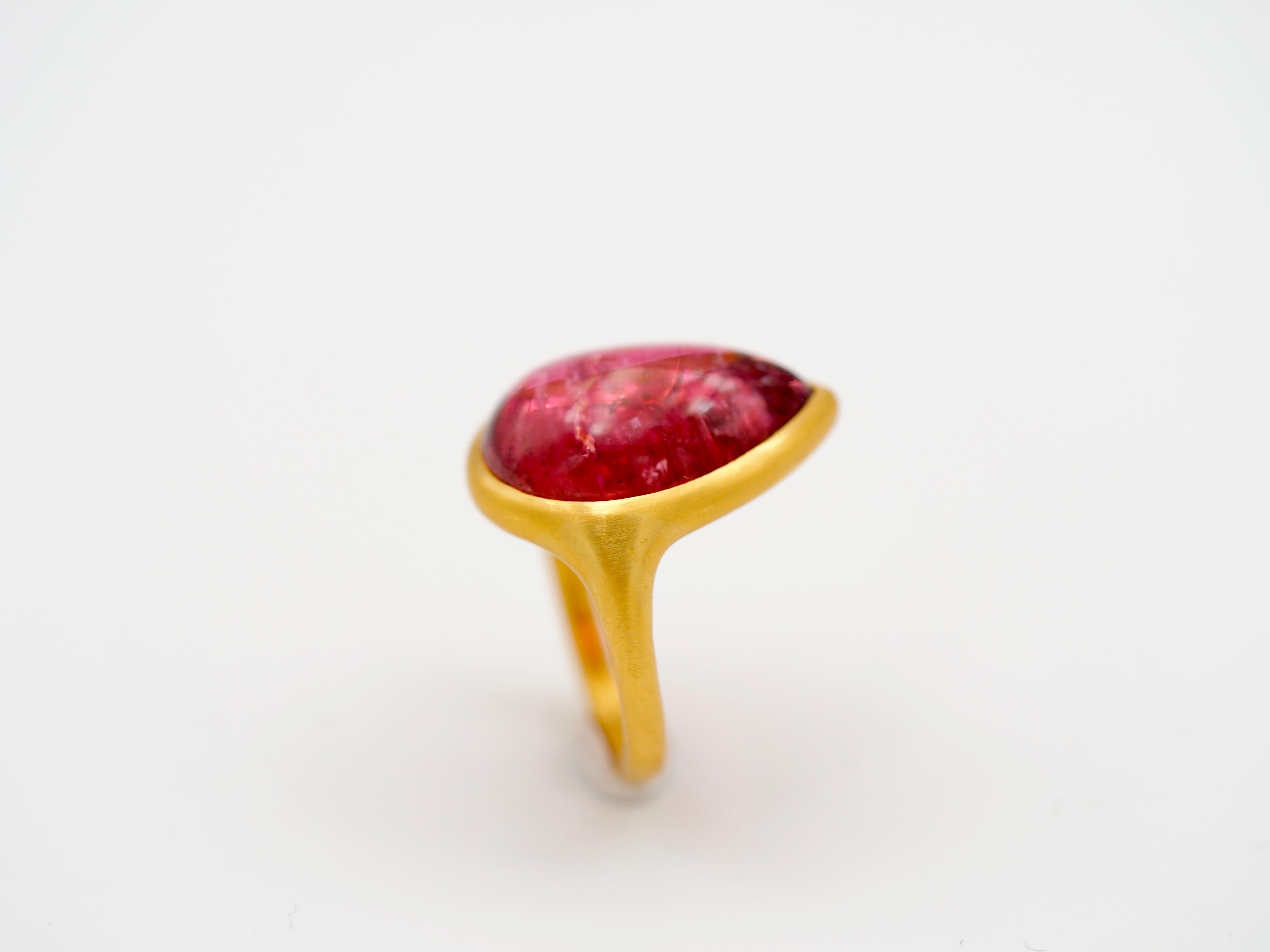 Scrives Pink-Red Cabochon Tourmaline 22 Karat Gold Ring In New Condition In Paris, Paris