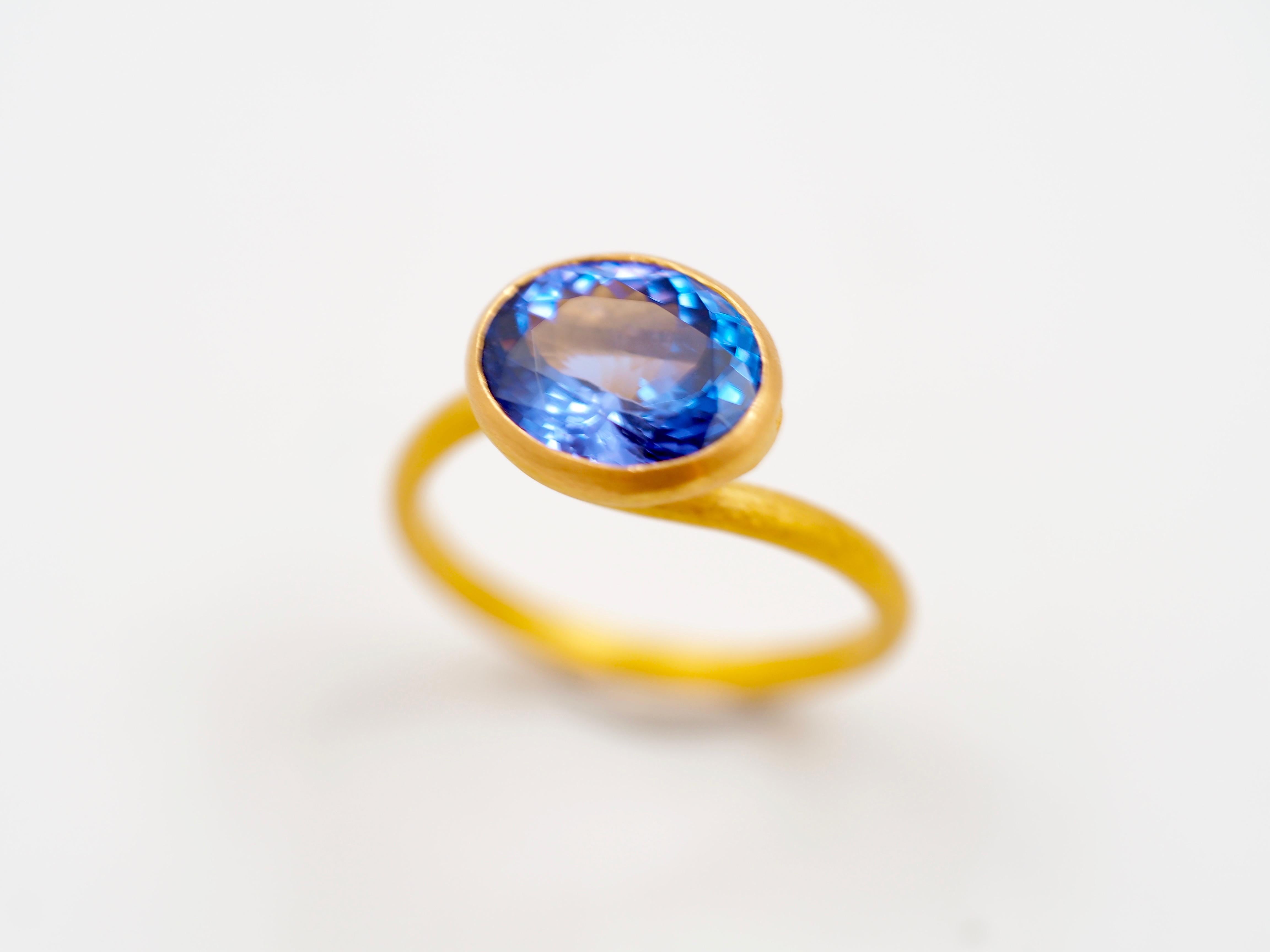 This delicate & simple ring by Scrives is composed of a purplish blue tanzanite of 3.28cts. 
This design allows light to come into the stone from multiple directions and put into highlight the stone. This ring design has been conceived to be worn