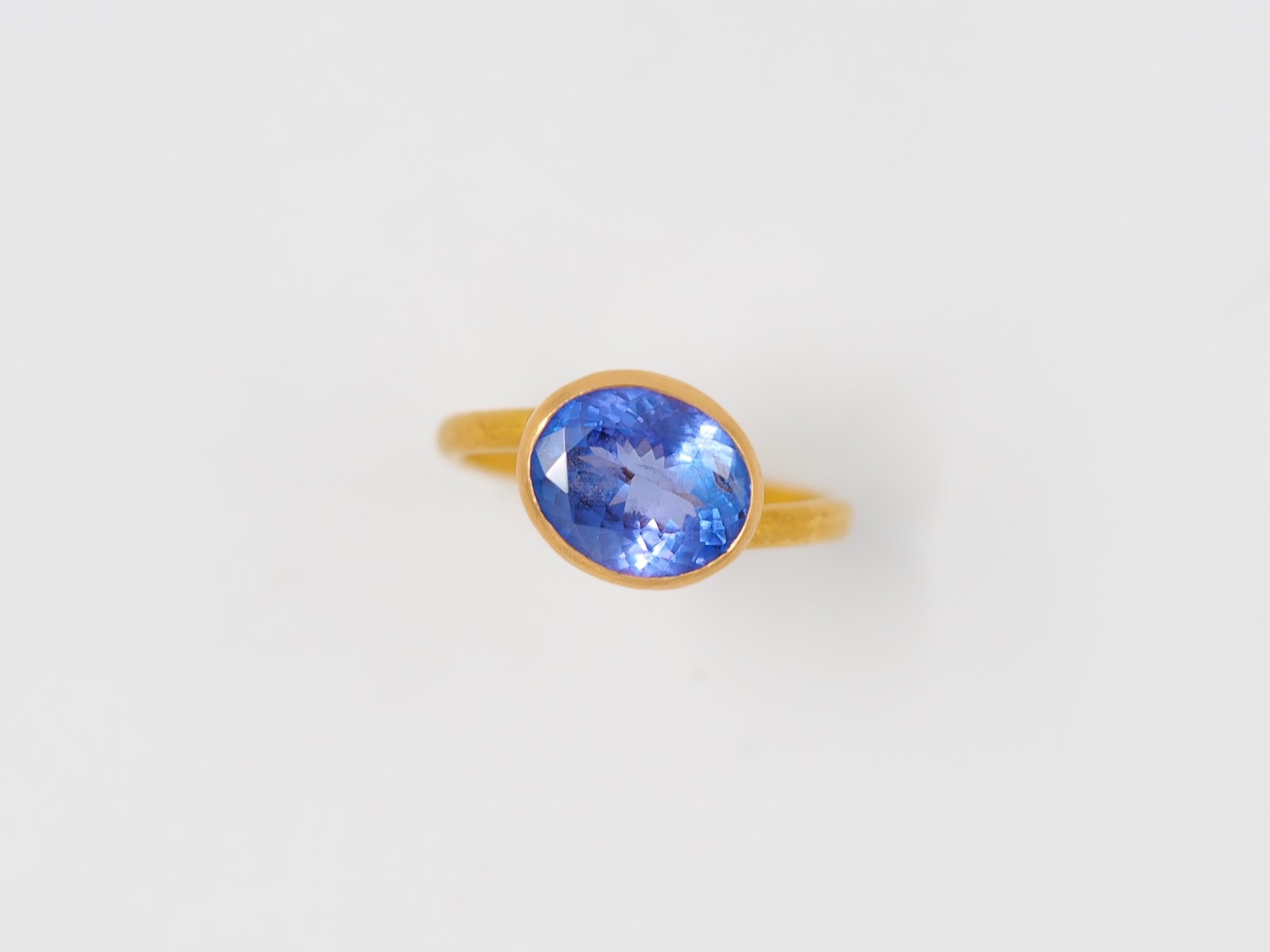 Contemporary Scrives Purple Blue Tanzanite 22 Karat Gold Ring