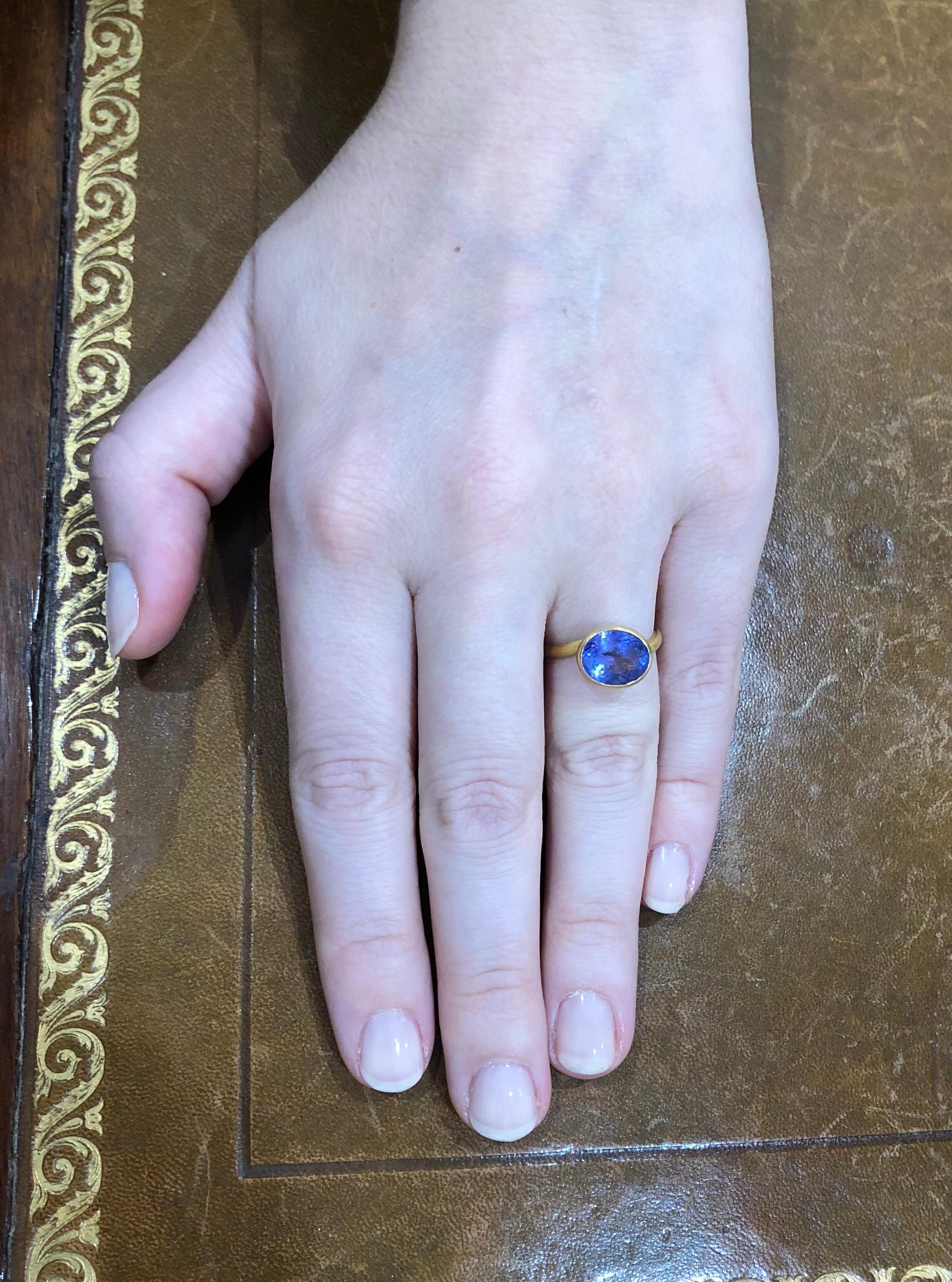 Oval Cut Scrives Purple Blue Tanzanite 22 Karat Gold Ring