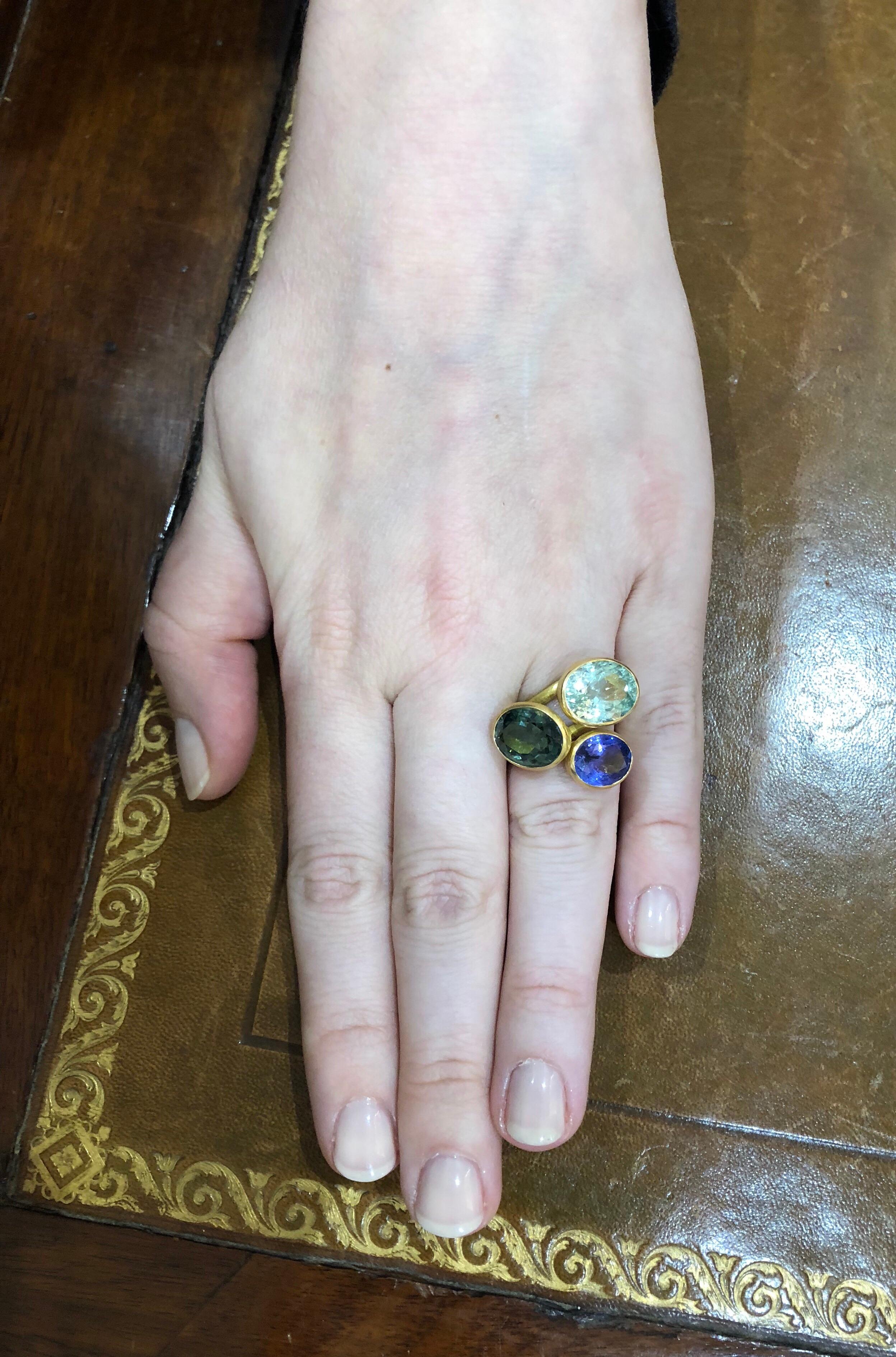 Scrives Purple Blue Tanzanite 22 Karat Gold Ring In New Condition In Paris, Paris