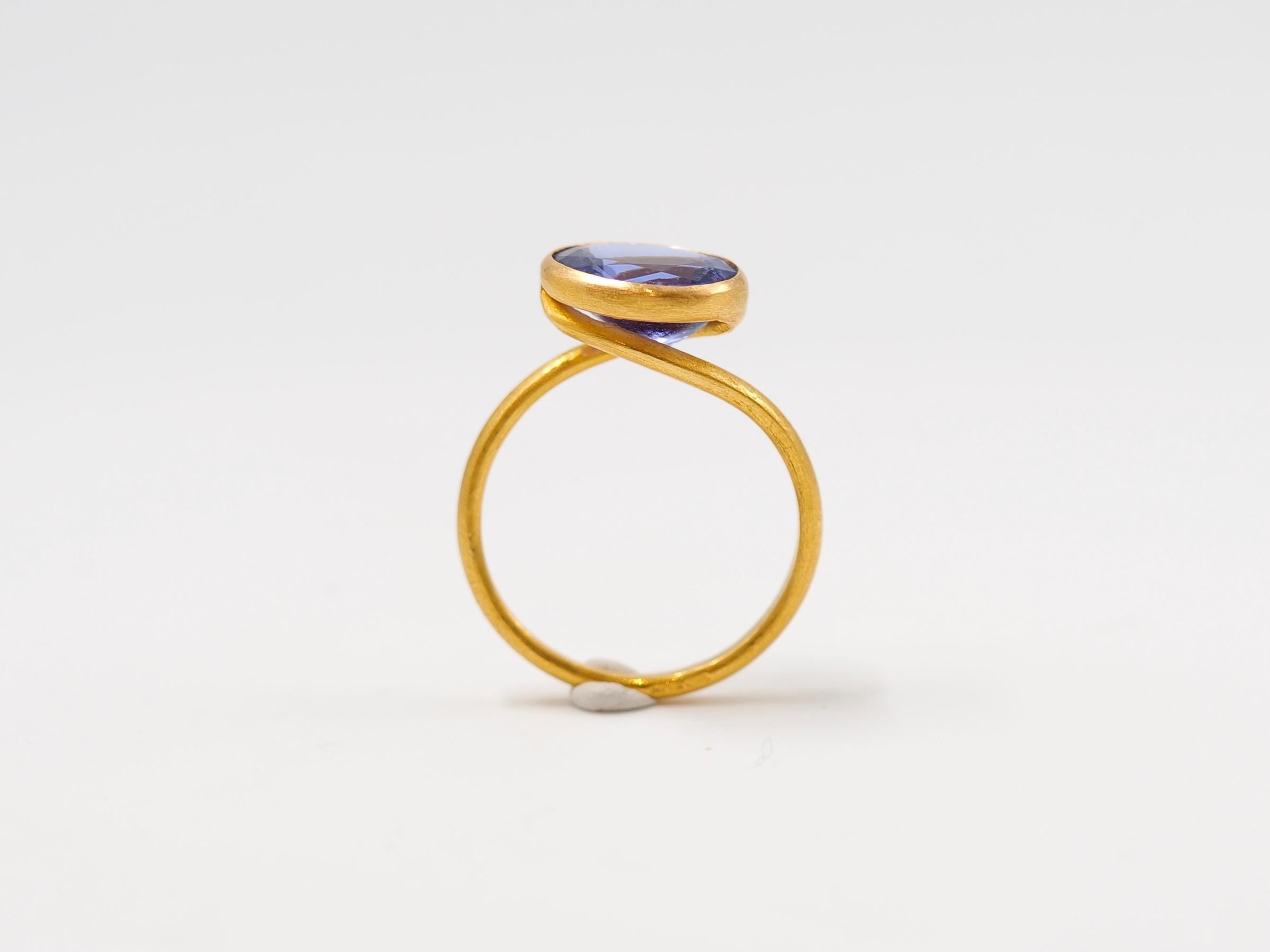 Scrives Purple Blue Tanzanite 22 Karat Gold Ring 1