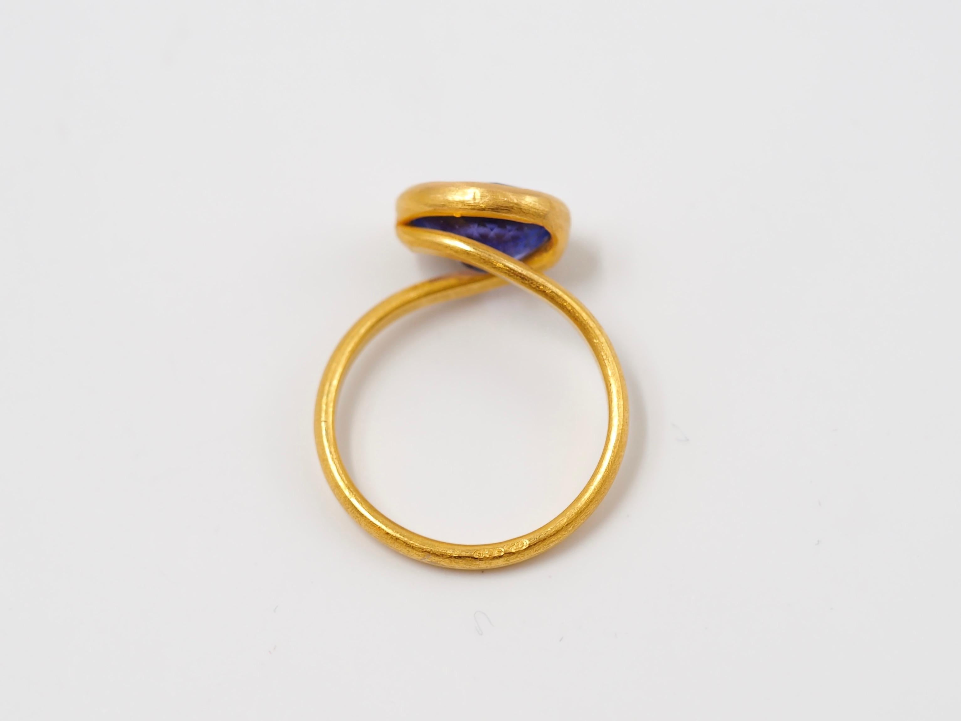Scrives Purple Blue Tanzanite 22 Karat Gold Ring 2