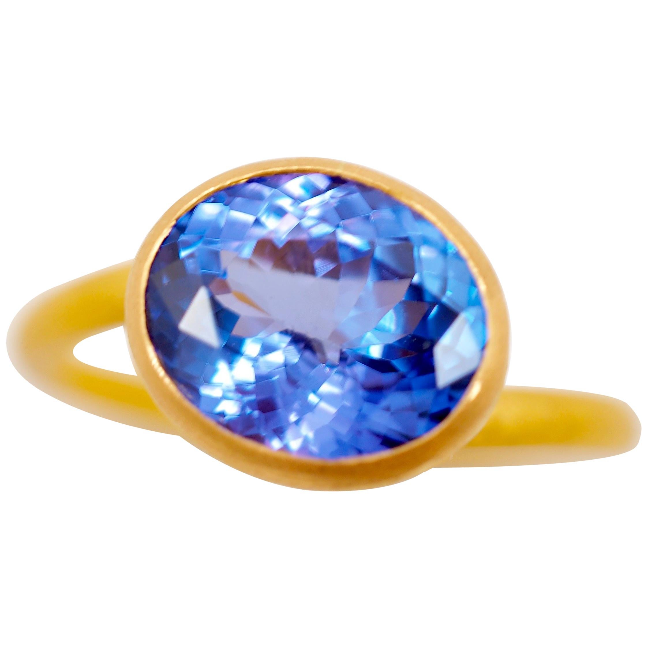 Scrives Purple Blue Tanzanite 22 Karat Gold Ring