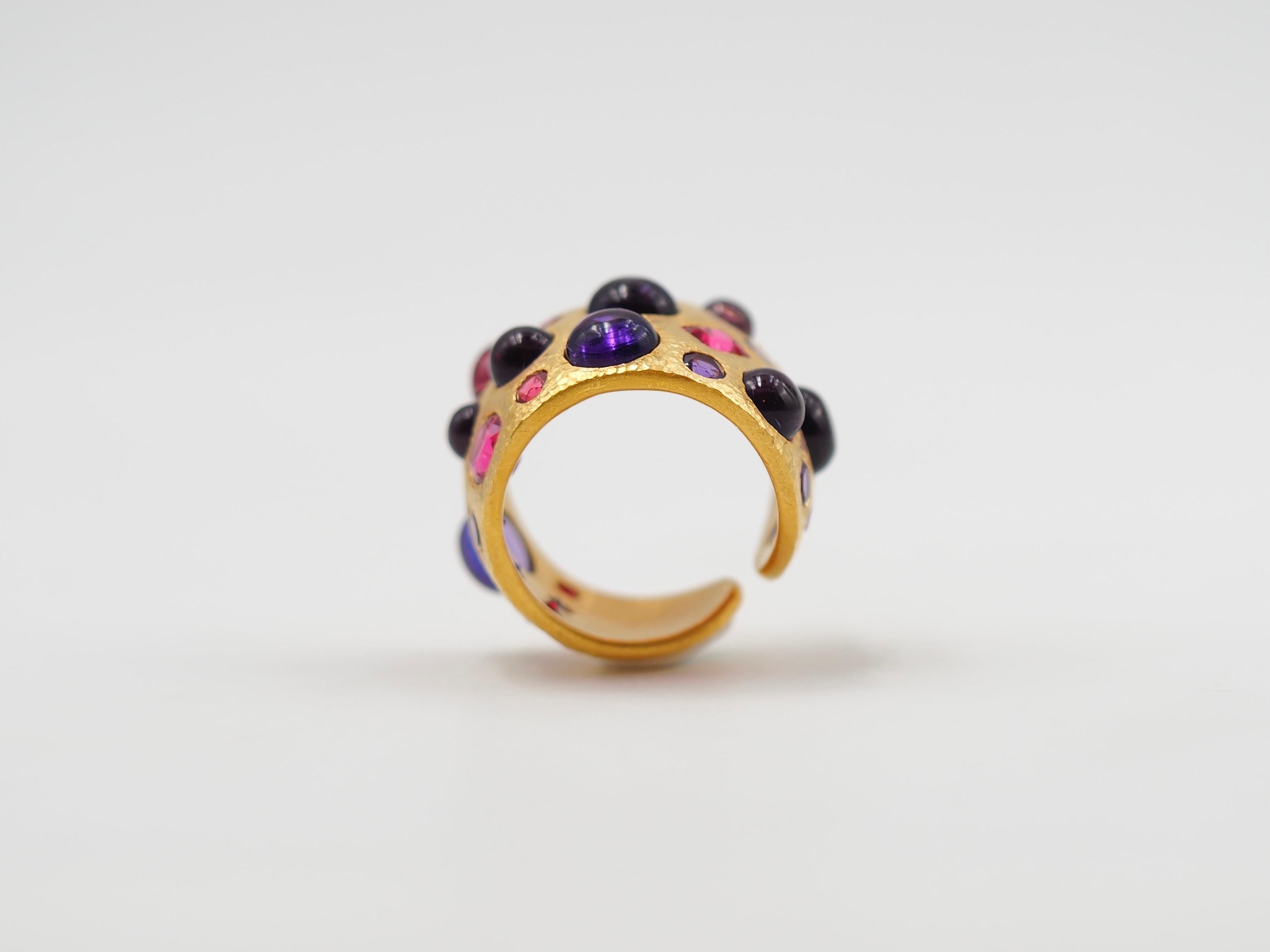 Scrives Spinel Amethyst Cushion Cabochons 22 Karat Gold Hammered Handmade Ring In New Condition For Sale In Paris, Paris