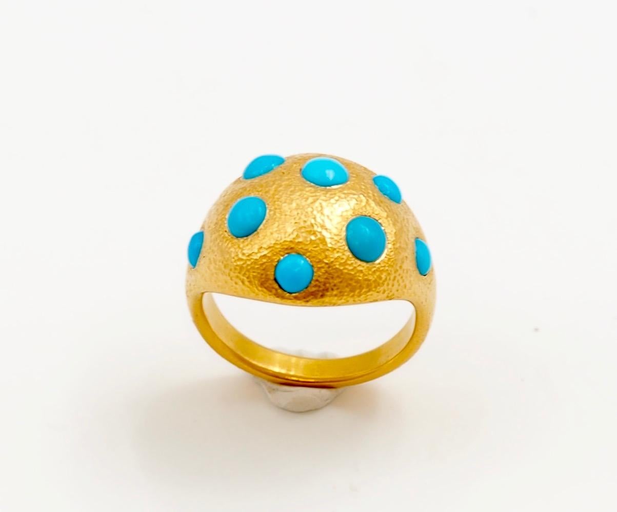 This modern dome ring by Scrives is hand-hammered and set with 8 natural turquoises cabochons for a total weight of 1.98 cts. The turquoises show very slightly variation of blues (visible on the photos). These turquoises are coming from an old lot. 