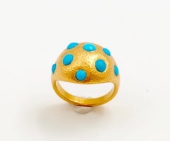 Scrives Multiple Turquoises Cabochon 22 Karat Gold Anello martellato fatto a mano