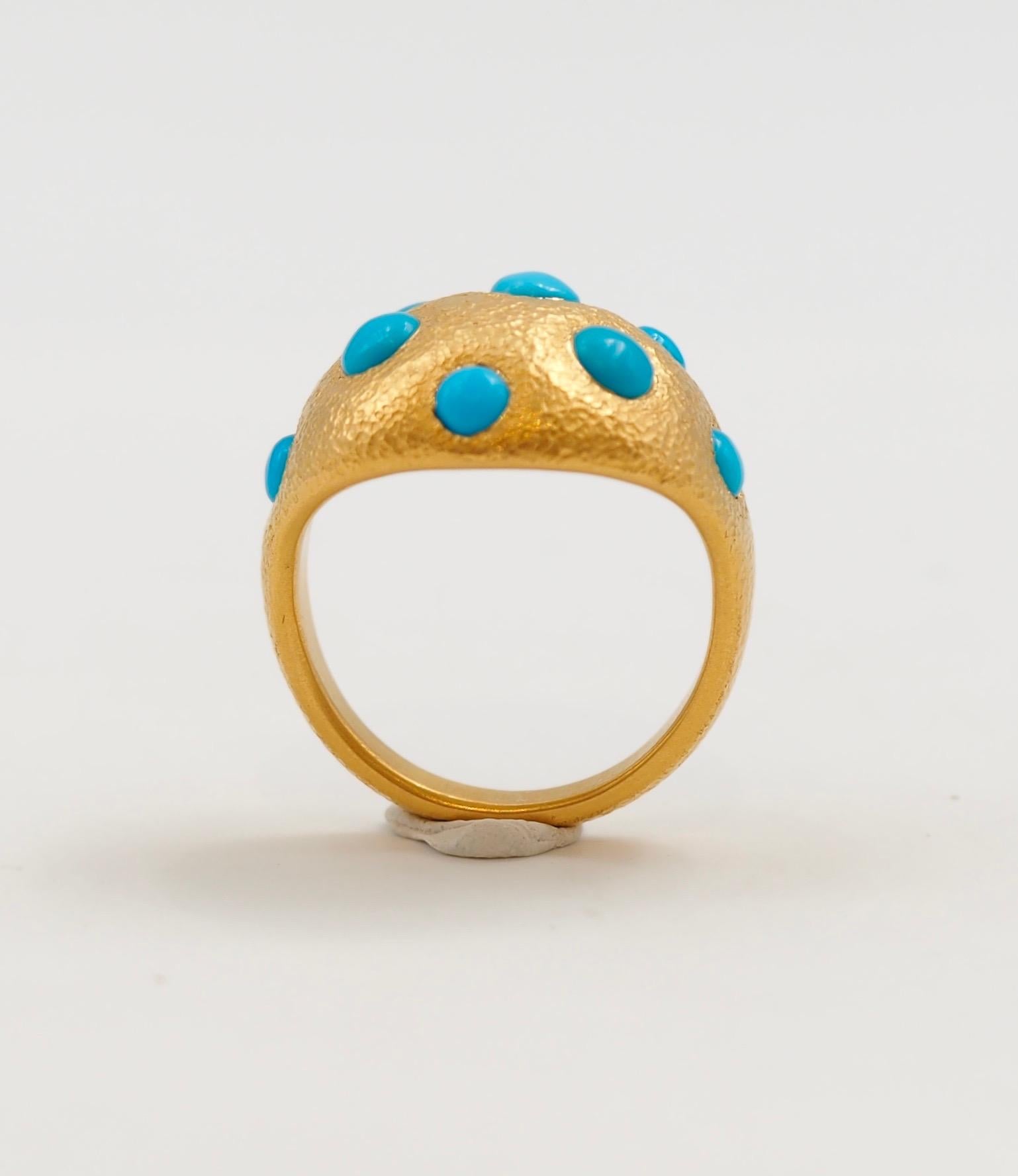 Contemporary Scrives Multiple Turquoises Cabochon 22 Karat Gold Handmade Hammered Ring For Sale