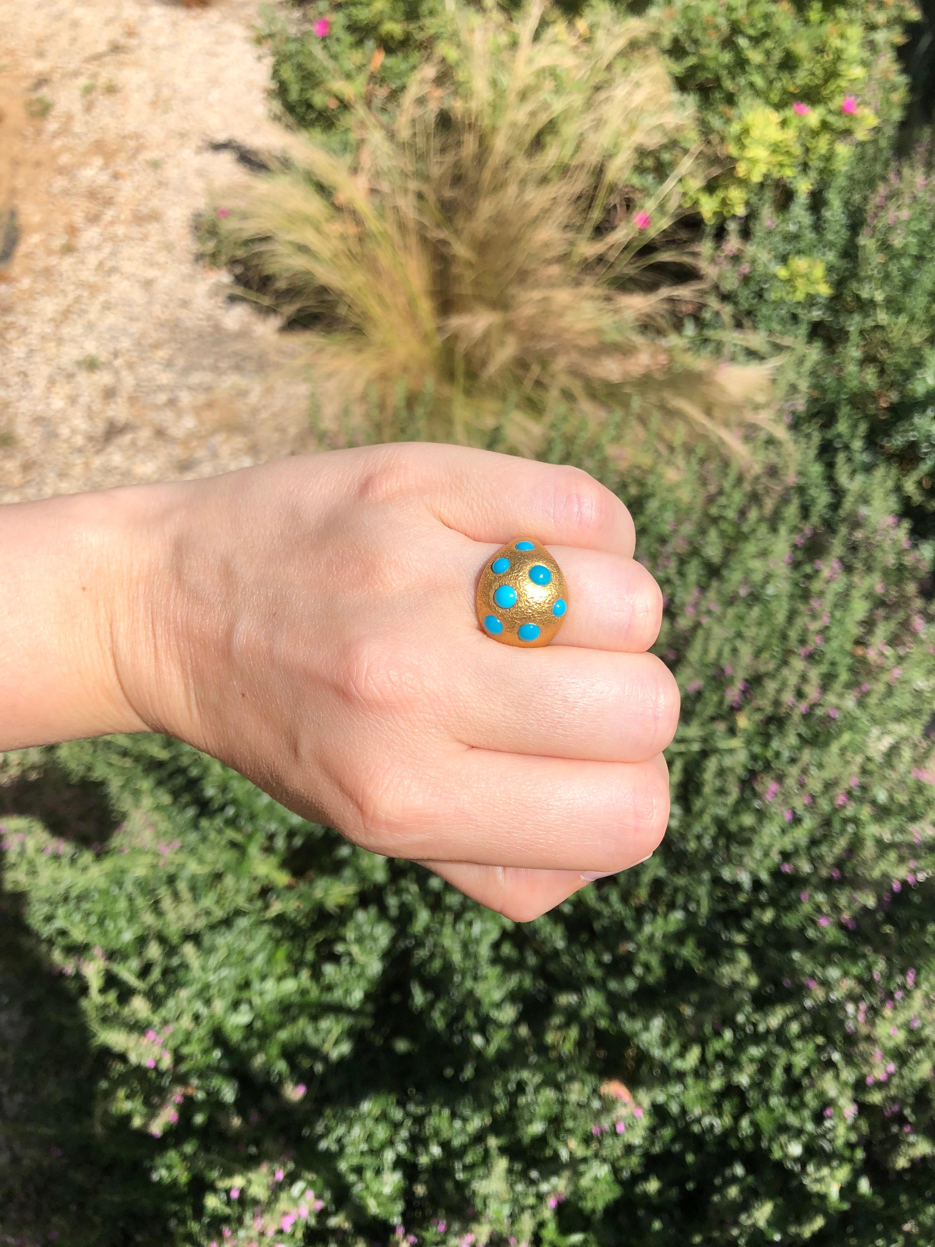 Scrives Multiple Turquoises Cabochon 22 Karat Gold Handmade Hammered Ring In New Condition For Sale In Paris, Paris
