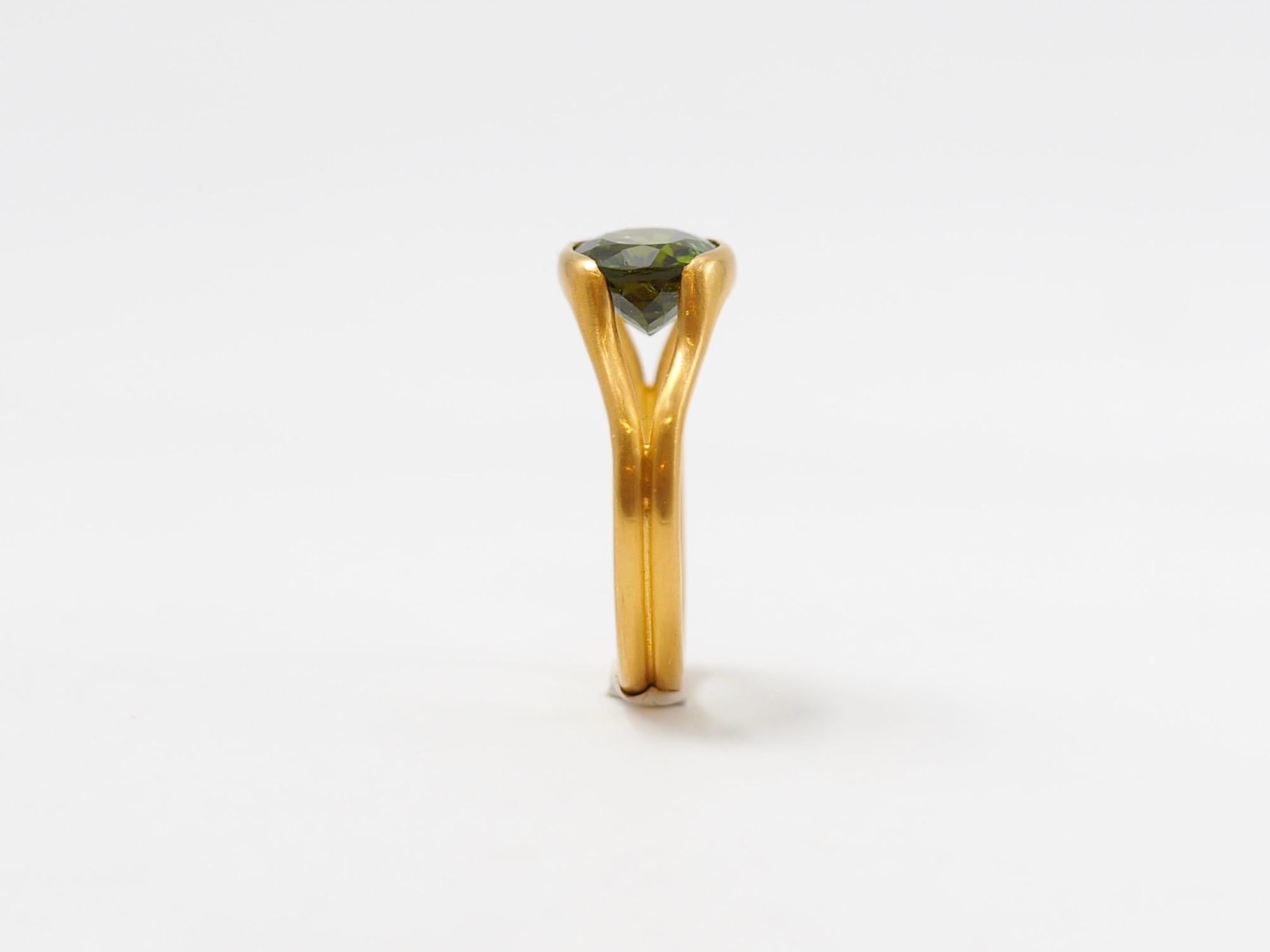 Scrives Two Colour Green Tourmaline 22 Karat Gold Ring In New Condition In Paris, Paris