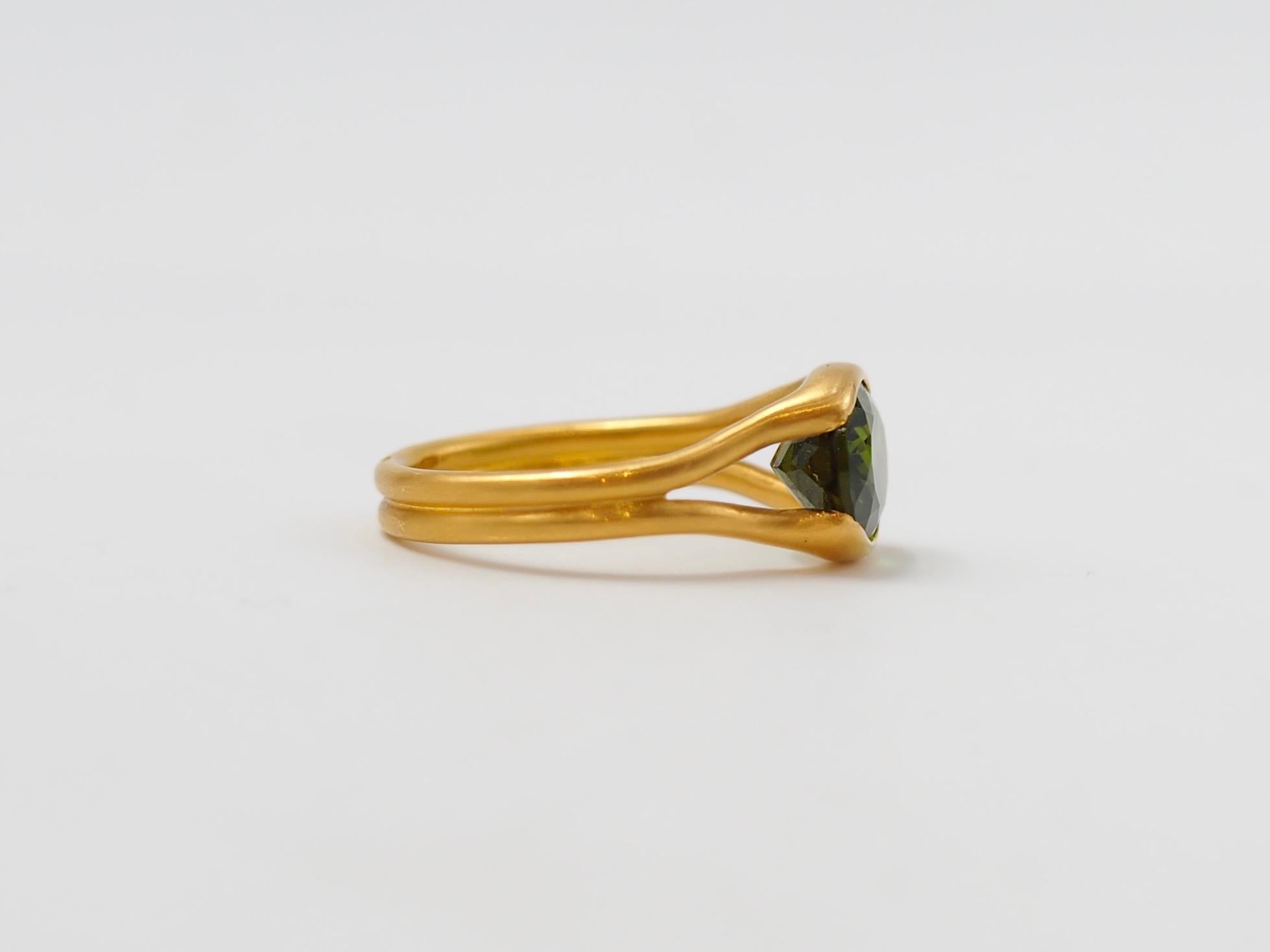 Scrives Two Colour Green Tourmaline 22 Karat Gold Ring 4