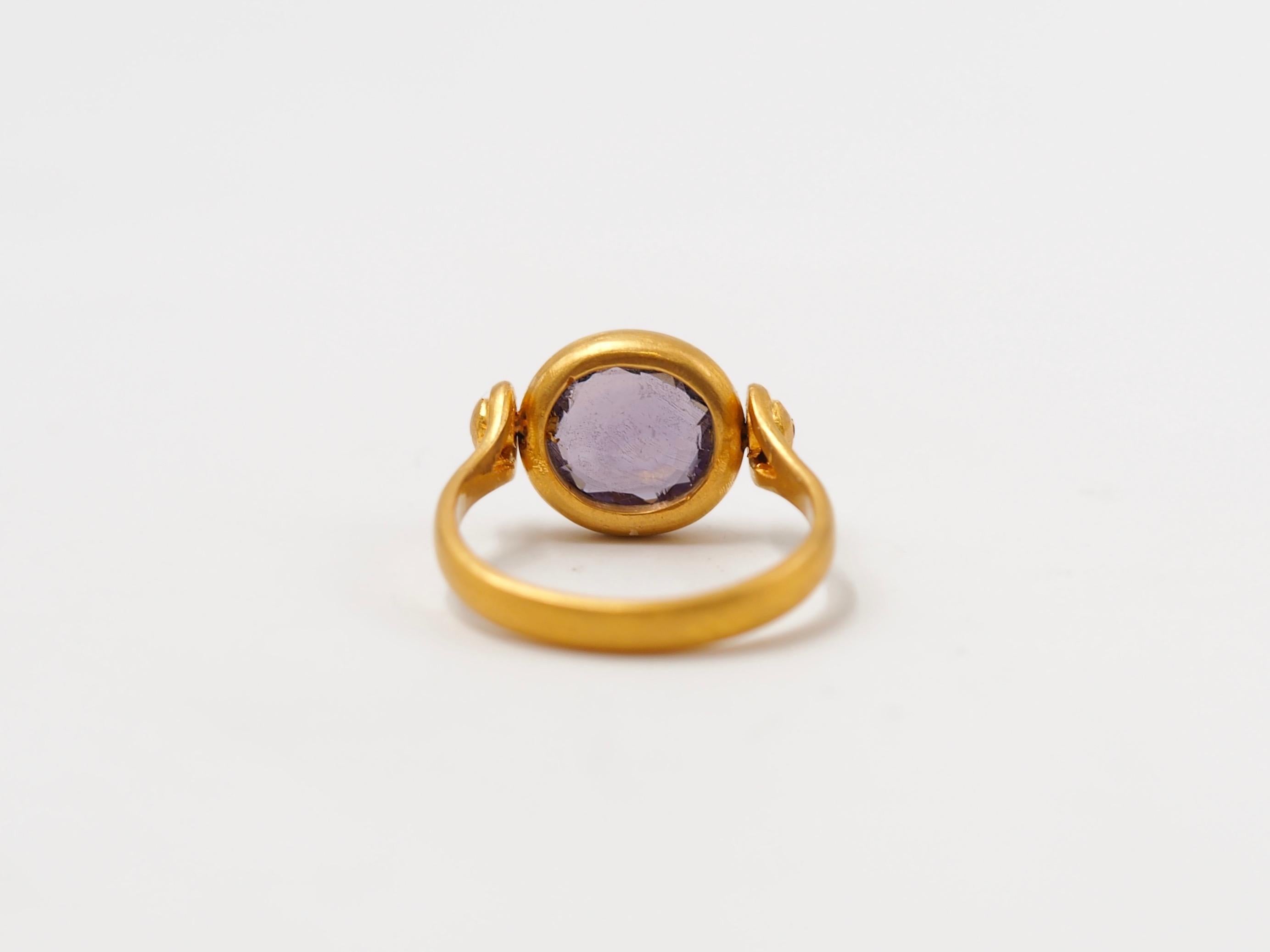 Scrives Violet Spinel Burma 22 Karat Gold Turning Antique Swivel Handmade Ring In New Condition In Paris, Paris
