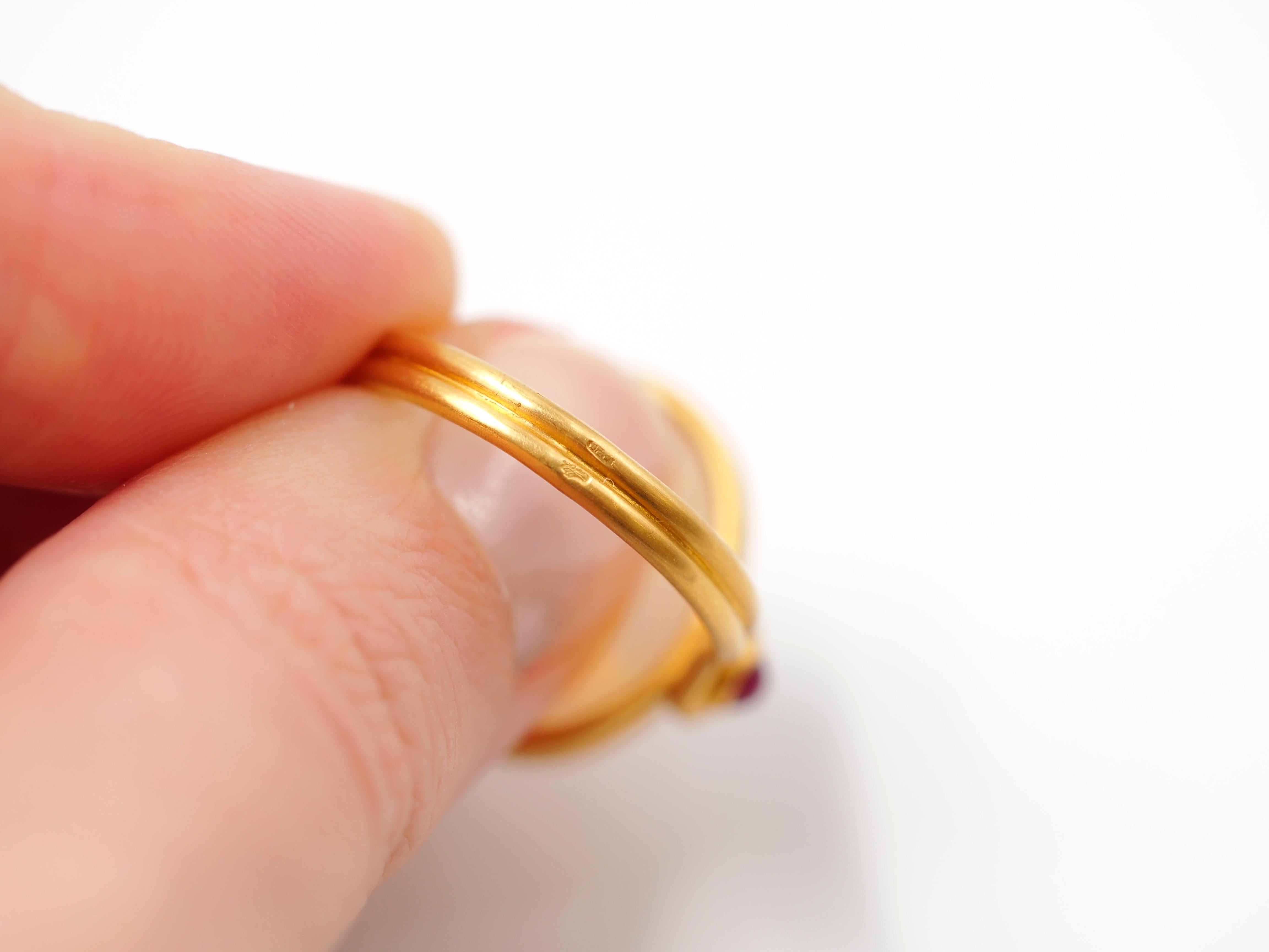 Schnörkel Weißer Opal Cabochon Rubine 22 Karat Gold Handgefertigter drehbarer antiker Ring im Angebot 1