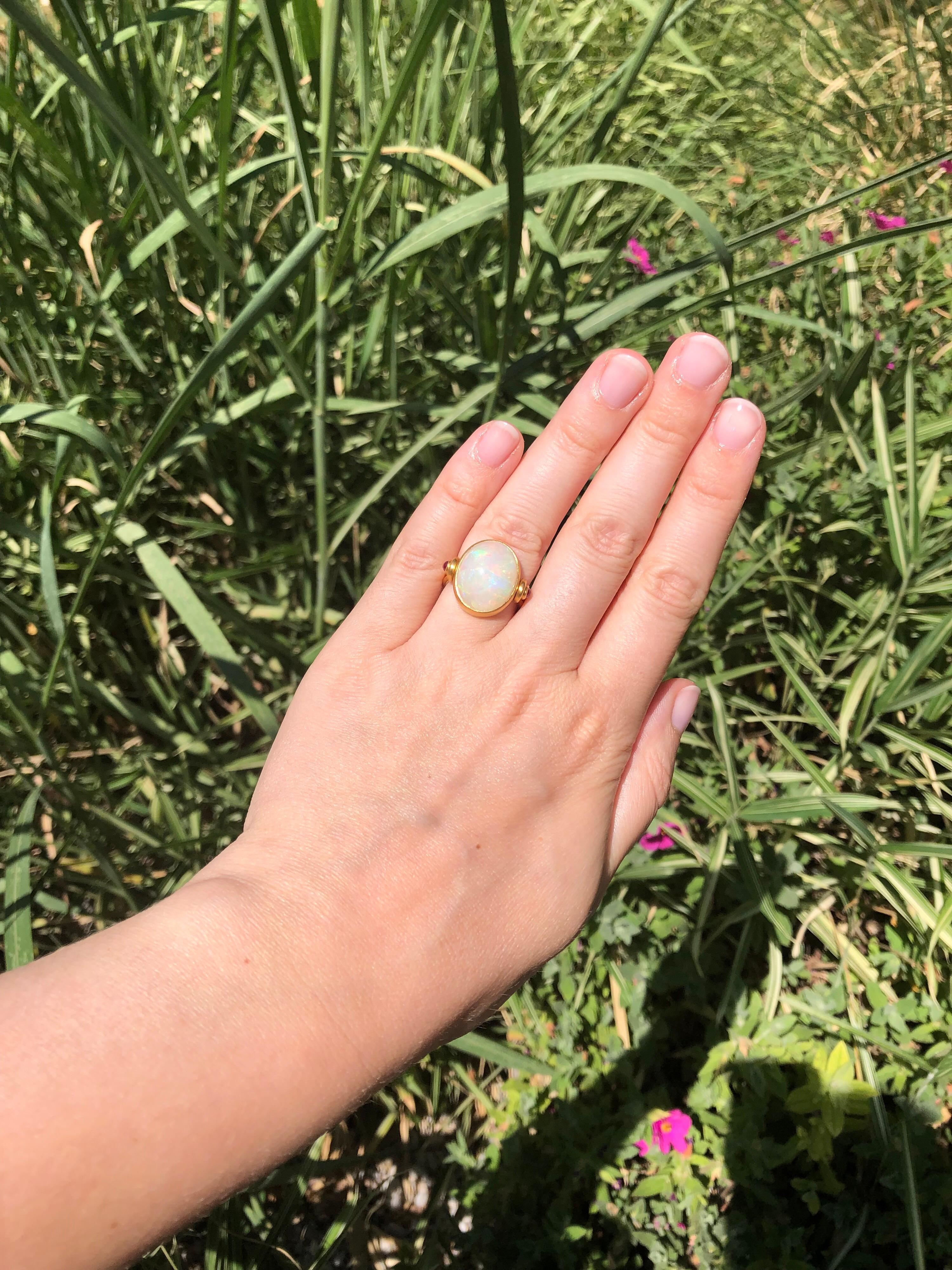 Schnörkel Weißer Opal Cabochon Rubine 22 Karat Gold Handgefertigter drehbarer antiker Ring im Angebot 2