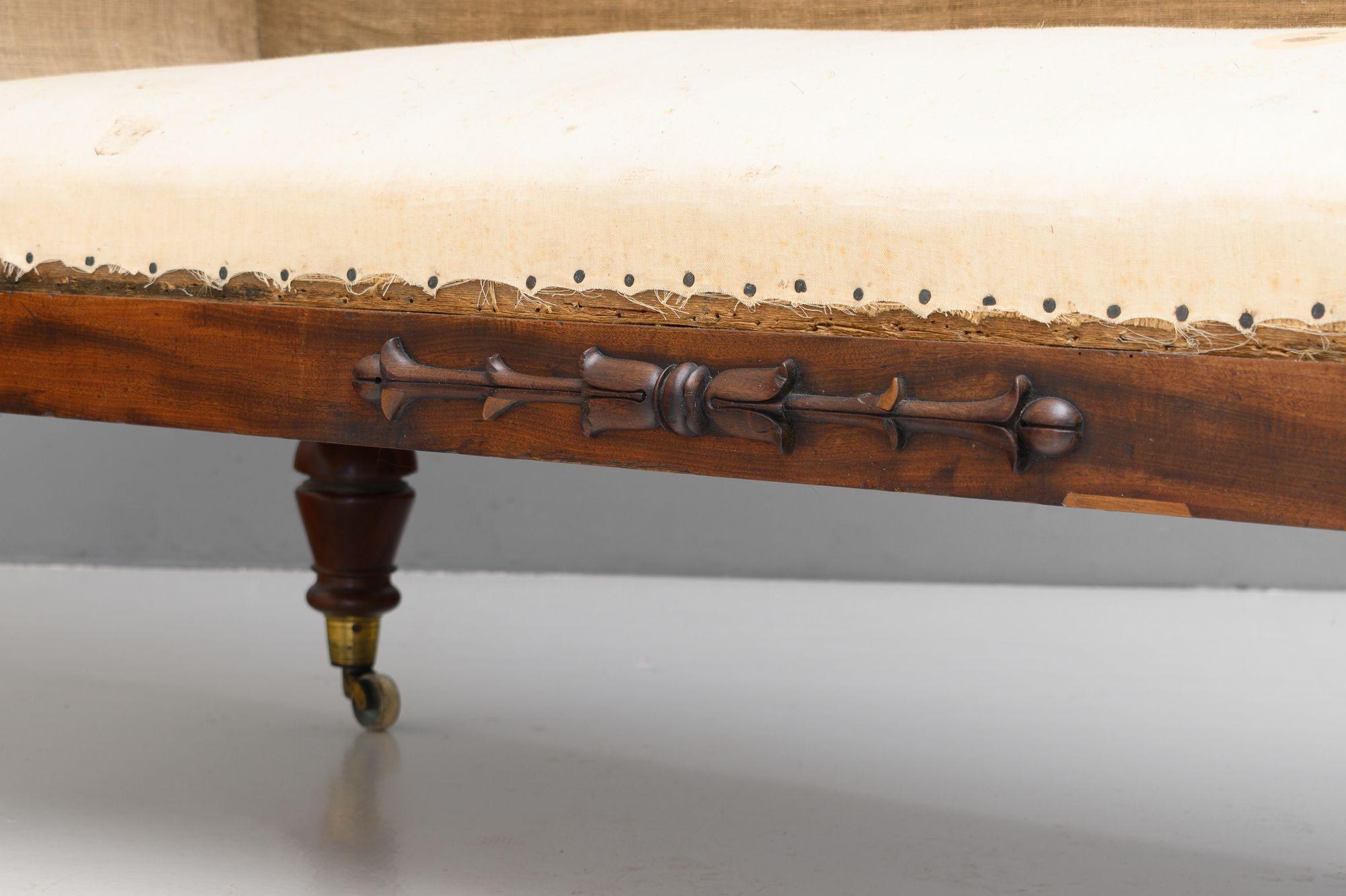 Mahagoni gerahmtes Scrollarm-Sofa auf gedrechselten Beinen und originalen Messingrollen. K.K. um 1850.

H 97cm (SH 54cm) x B 204cm x T 64cm