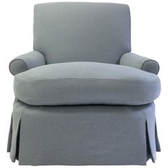 Fauteuil club à dossier en volutes et bras en volutes avec coussin de siège libre et jupe plissée