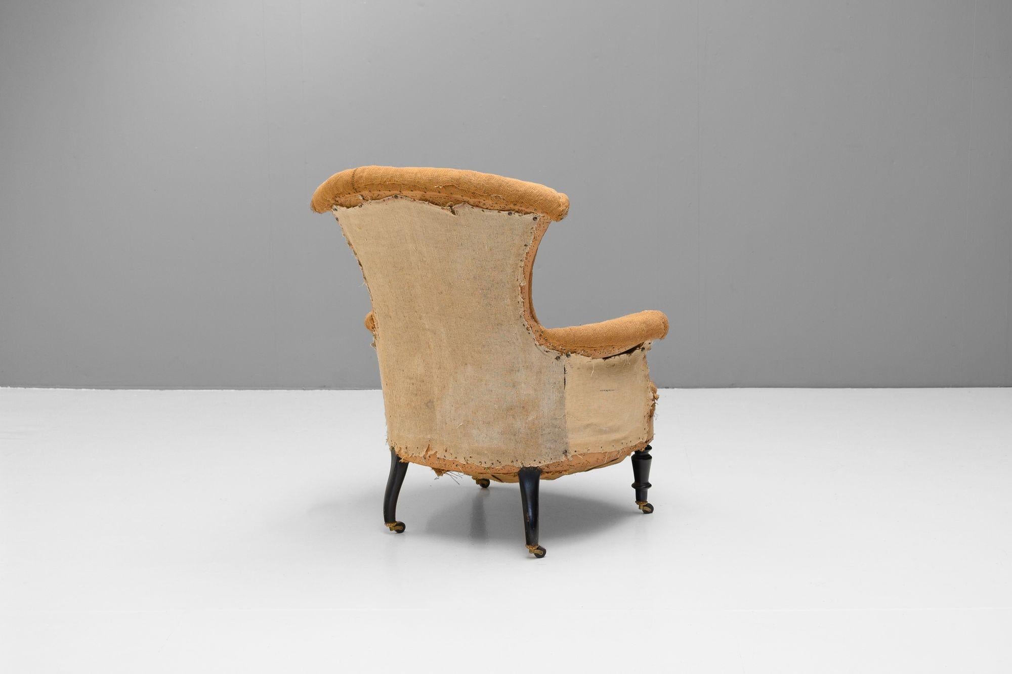 Französischer Sessel mit gerollter Rückenlehne auf gedrechselten Beinen. Um 1890.
H 98cm (SH 45cm) x B 80cm x T 84cm