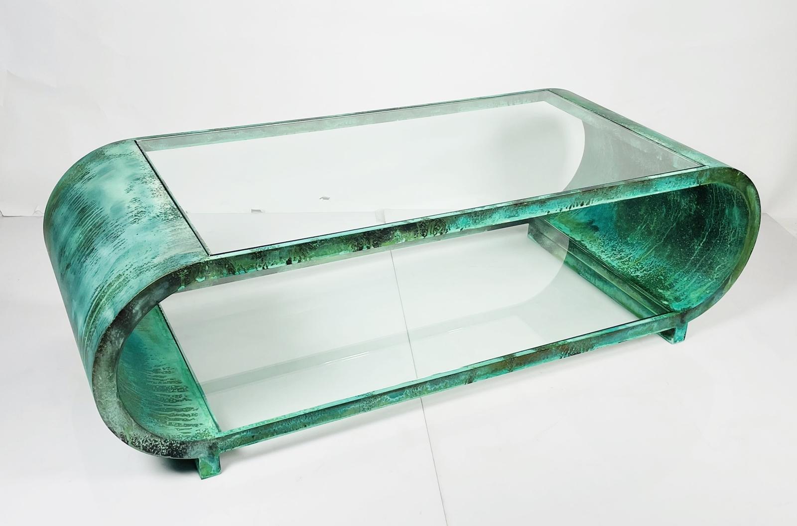 Superbe table basse conçue par Amparo Calderon Tapia et fabriquée à Los Angeles en Californie en 2022.
La table est fabriquée en cuivre massif avec une finition vieillie à l'acide.
Les lignes continues sur le cadre de la table sont un clin d'œil au