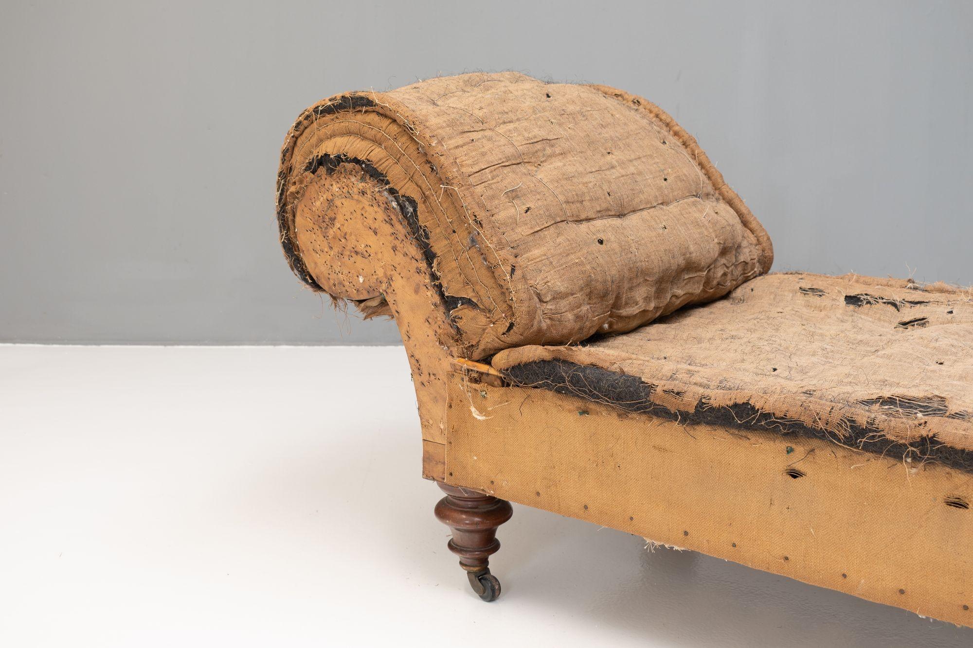 Scroll end daybed on turned walnut feet with original casters. Circa 1890.

H 72/40cm x W 184cm x D 66cm
