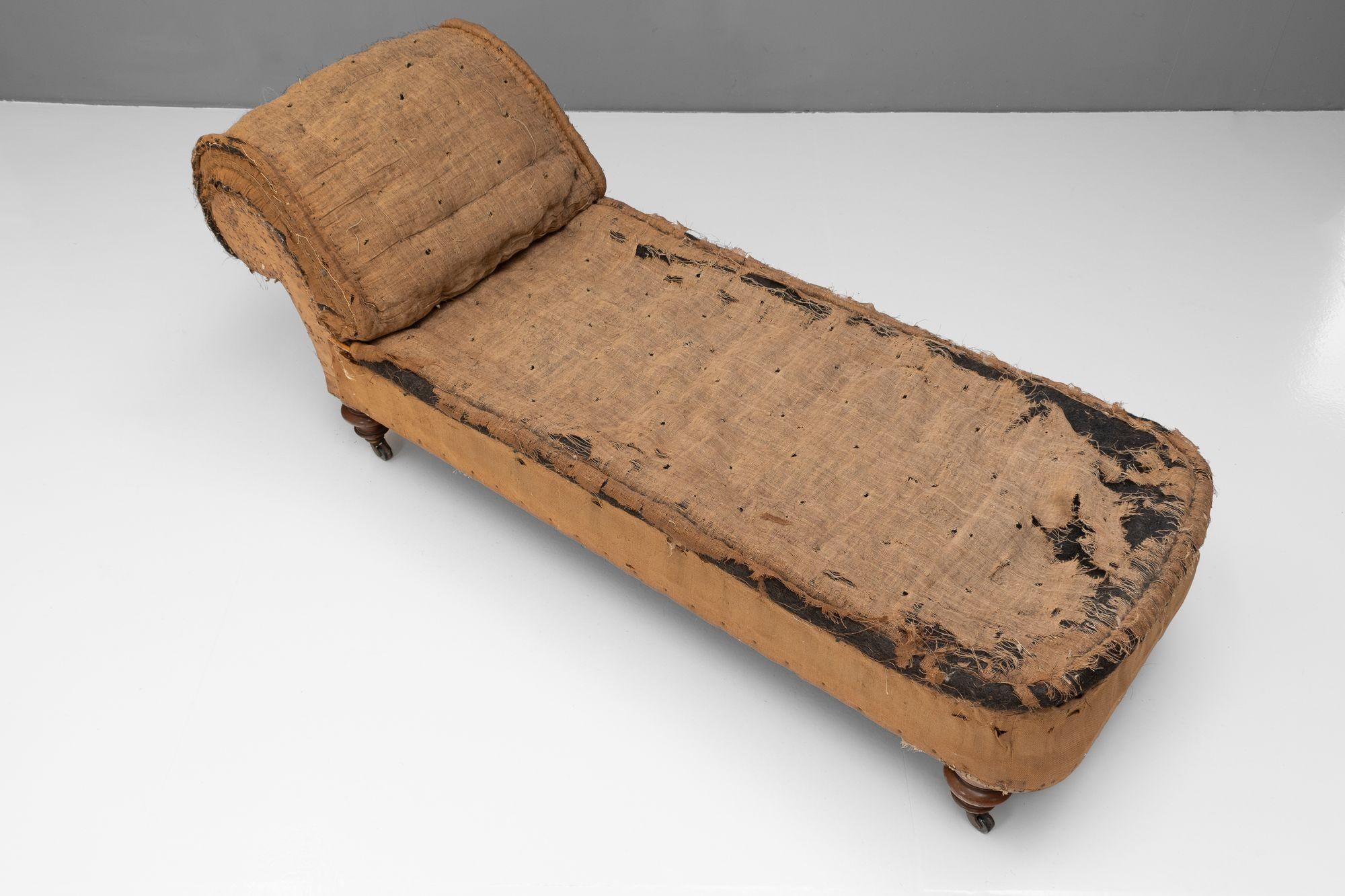 Scroll End Daybed In Good Condition For Sale In London, England