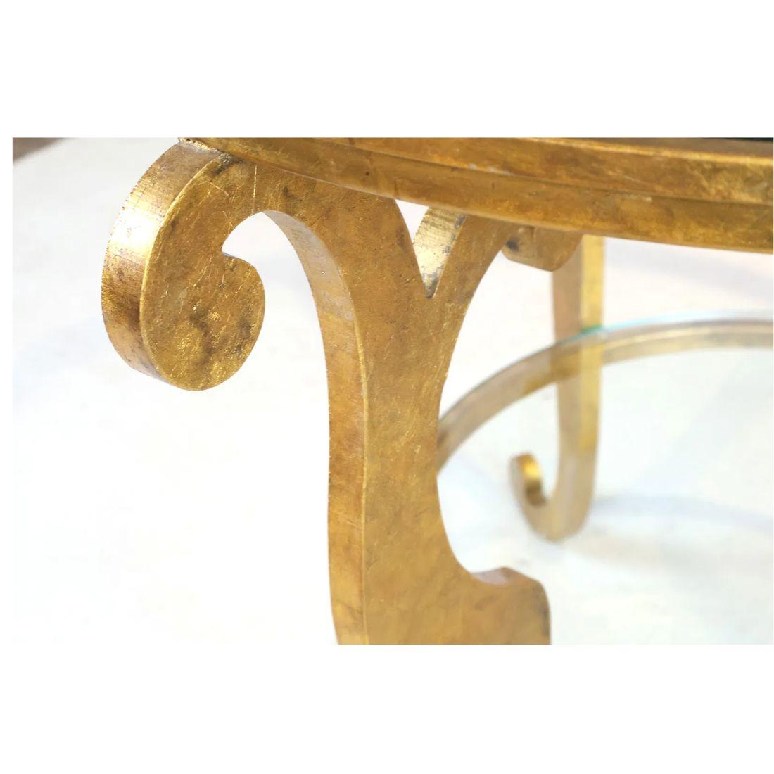 Chic et sculpturale, cette table ronde à deux niveaux est dotée d'un cadre en métal doré étincelant et de pieds élégamment enroulés qui ajoutent une touche décorative gracieuse. Les étages supérieurs et inférieurs en verre offrent à la fois style et