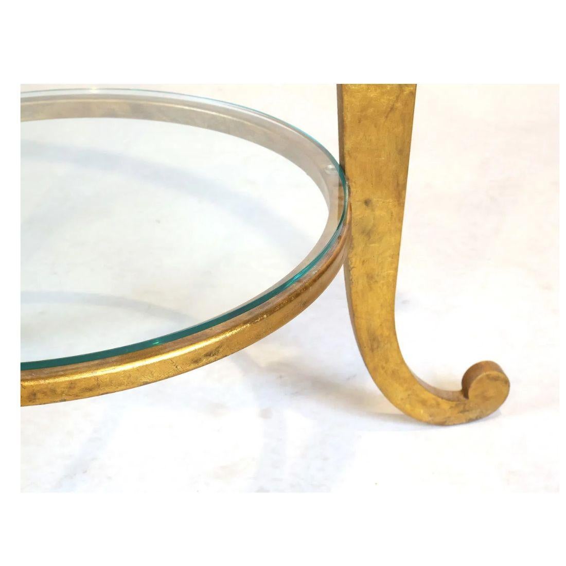 Hollywood Regency Table centrale à deux niveaux en métal doré et verre à volutes en vente
