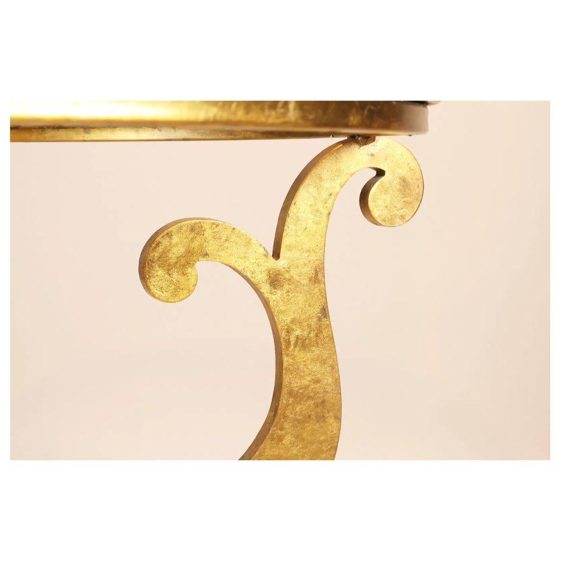 Doré Table centrale à deux niveaux en métal doré et verre à volutes en vente