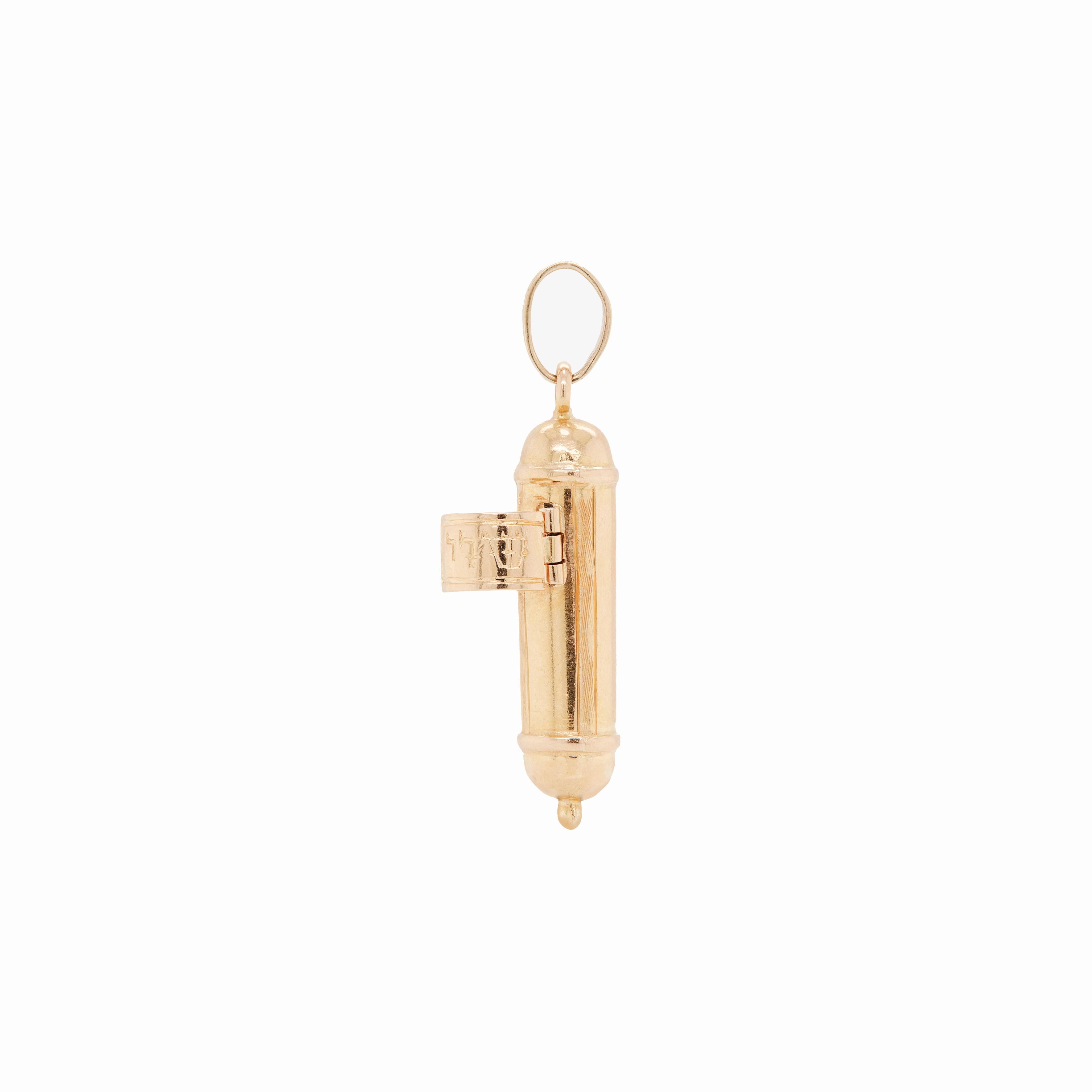 Voici un charme de Mezuzah à la fois significatif et élégant, réalisé de main de maître en or jaune 18 carats.

Conçu avec des détails complexes, ce pendentif Judaïque présente une forme cylindrique élégante avec un panneau à charnière qui s'ouvre