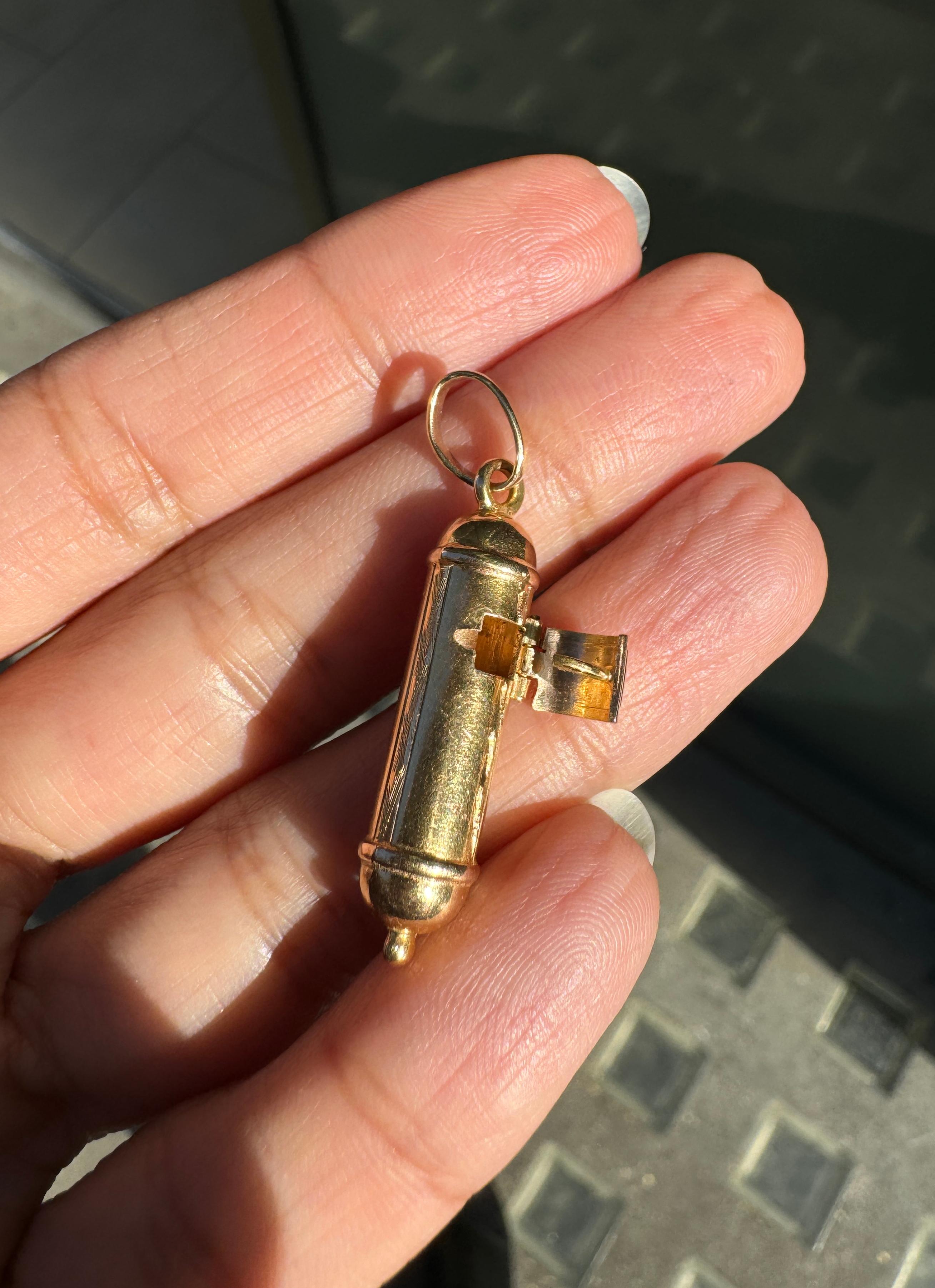 Breloque Mezuzah en or jaune poli 18 carats en vente 3