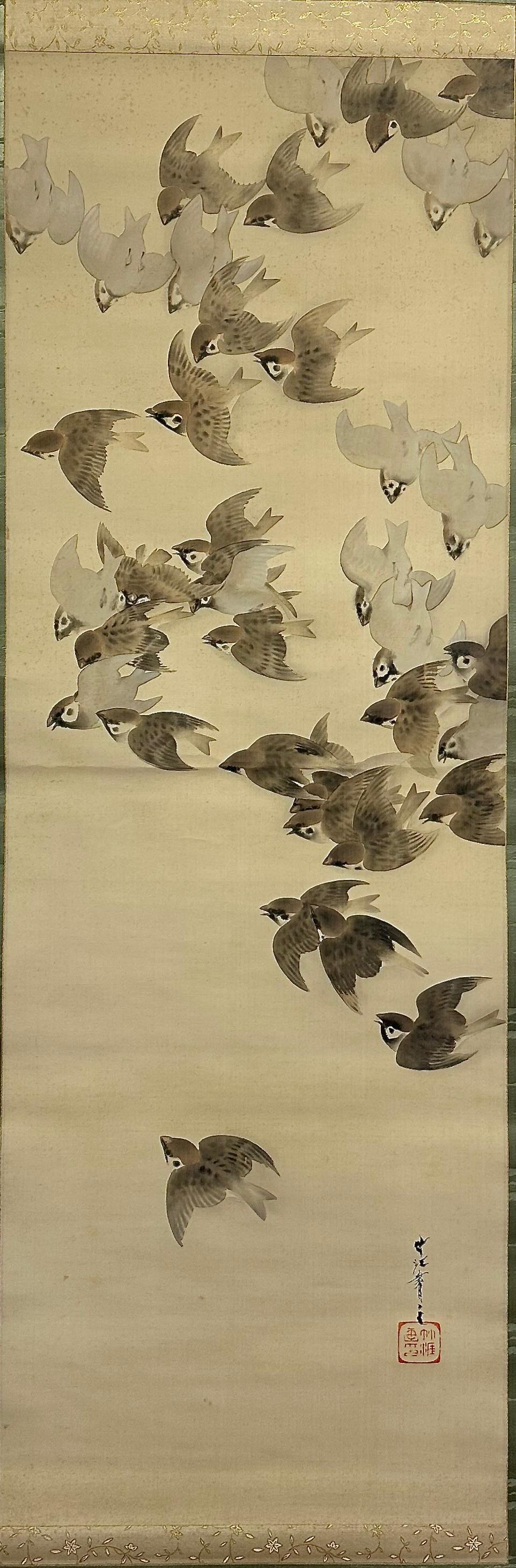 Un rouleau suspendu japonais fin et lyrique représentant une volée de moineaux en plein vol, rendu avec un pinceau fluide et des tons d'encre subtils. Les oiseaux semblent danser sur la surface avec vitalité et légèreté, illustrant l'esprit