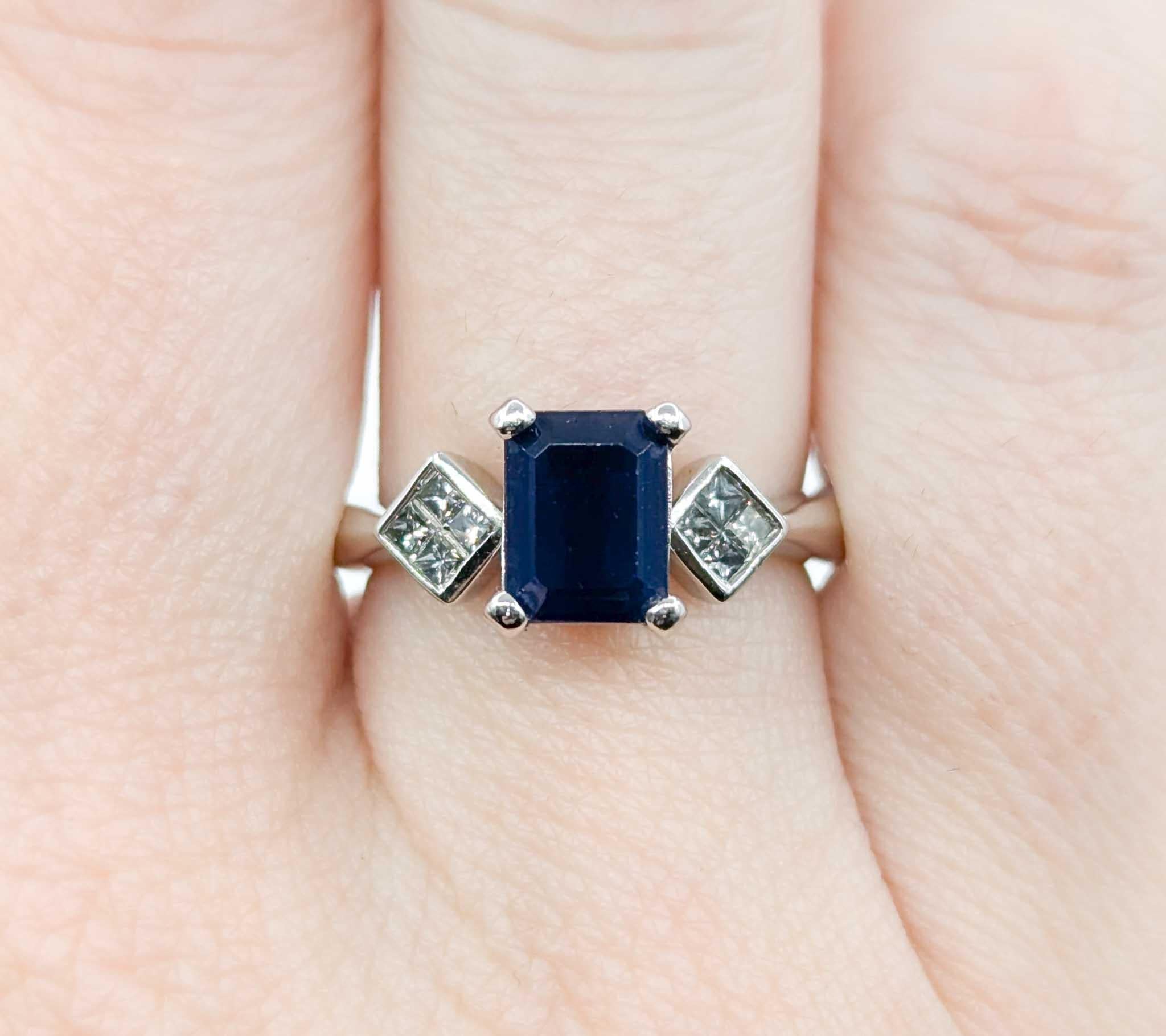 Scroll Pattern Sapphire Ring in 14k White Gold In Excellent Condition For Sale In Bloomington, MN