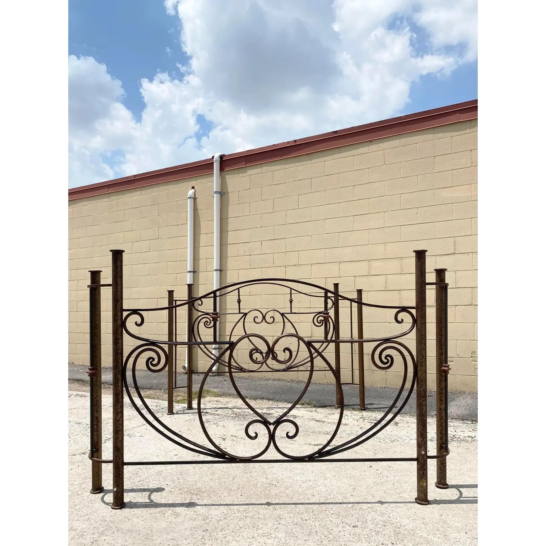 Soudé Lit Queen en fer à volutes de style Art Nouveau en vente