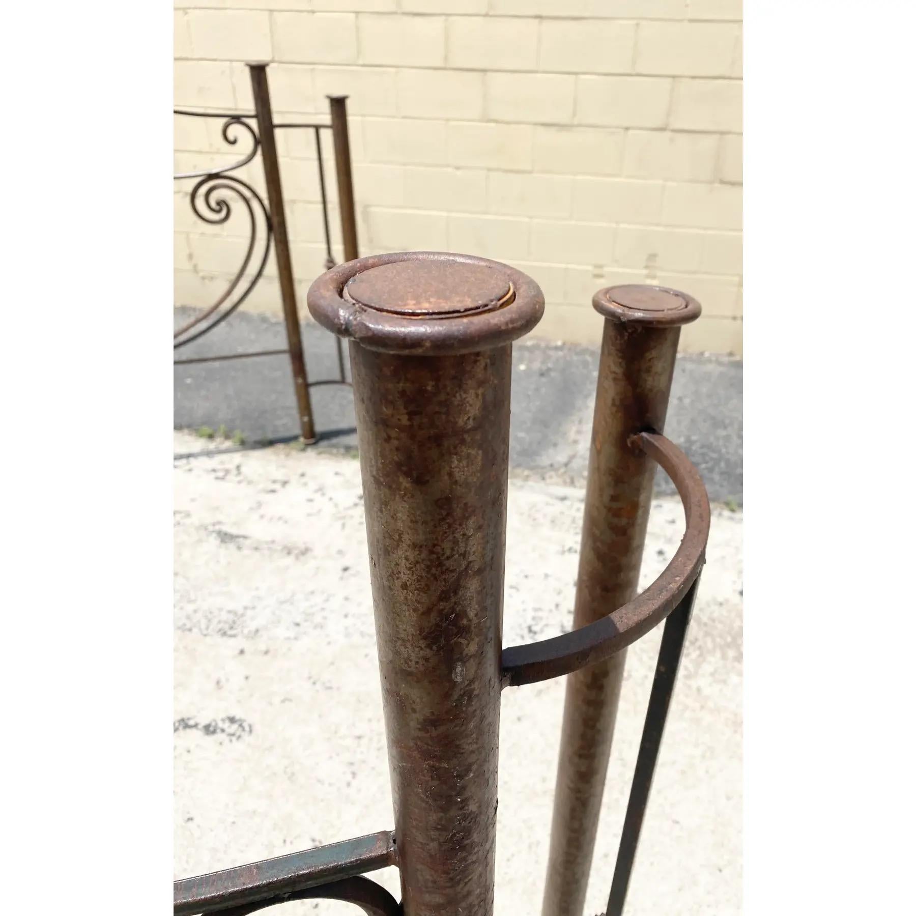 20ième siècle Lit Queen en fer à volutes de style Art Nouveau en vente