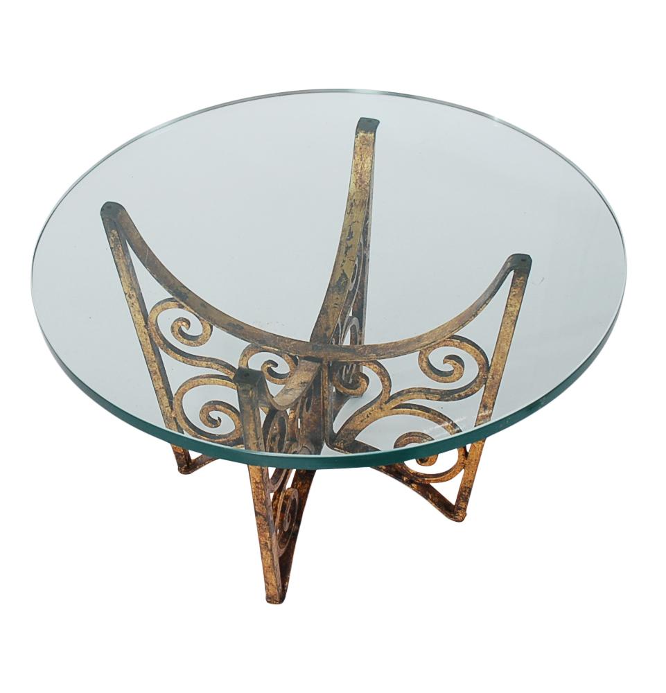 Doré Tables d'appoint ou d'extrémité de table à volutes en fer et verre italien de style Hollywood Regency doré et doré en vente