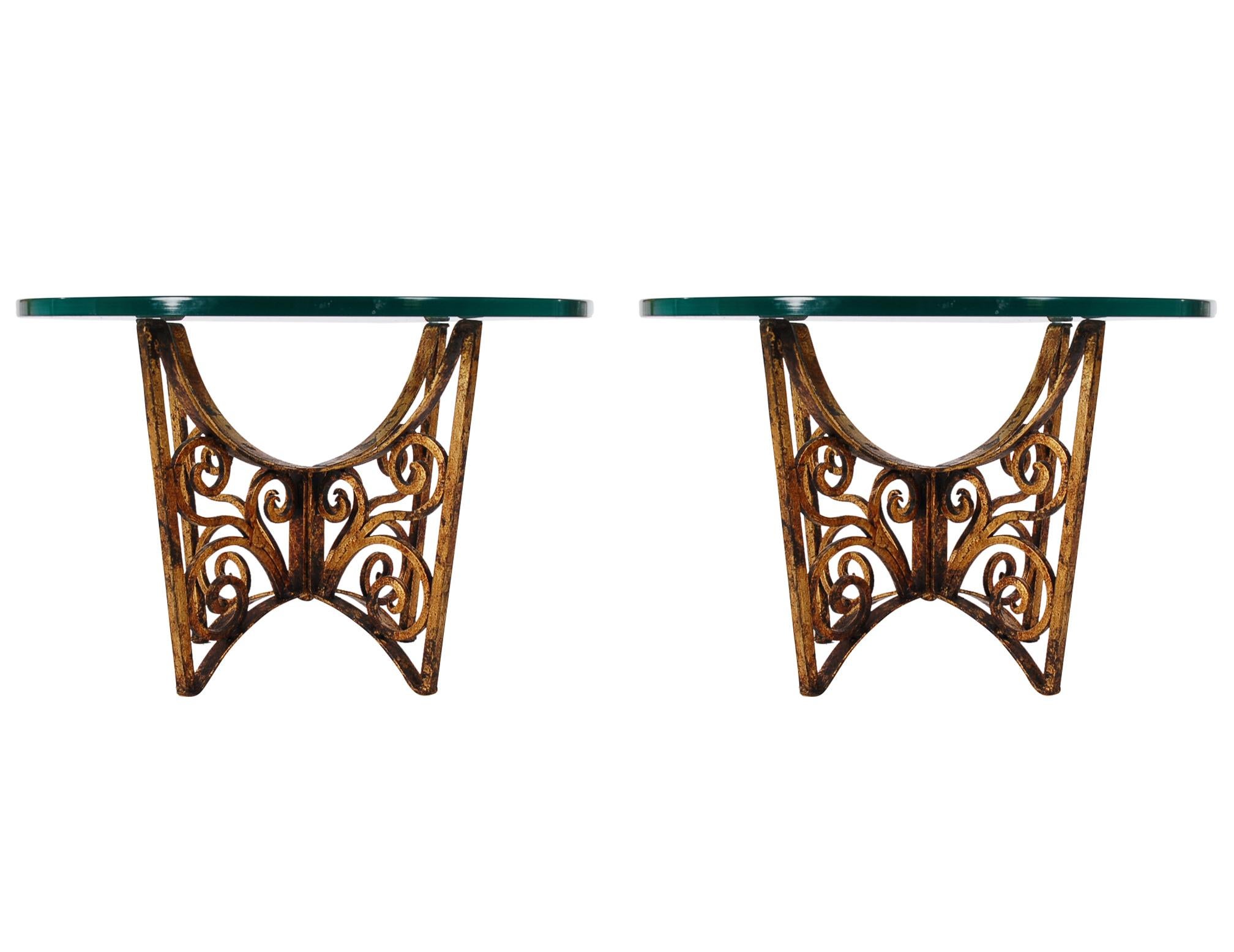 Milieu du XXe siècle Tables d'appoint ou d'extrémité de table à volutes en fer et verre italien de style Hollywood Regency doré et doré en vente