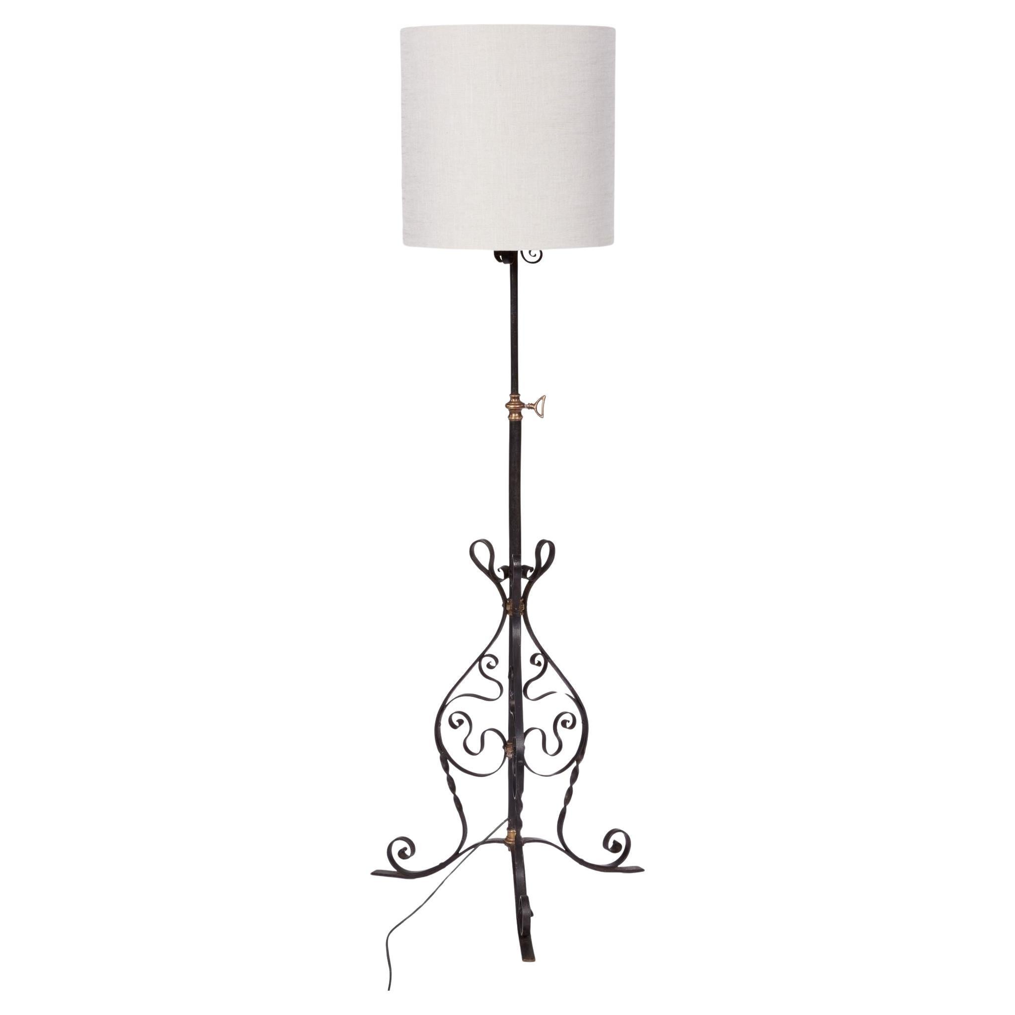 Lampada da terra in ferro a forma di voluta in vendita