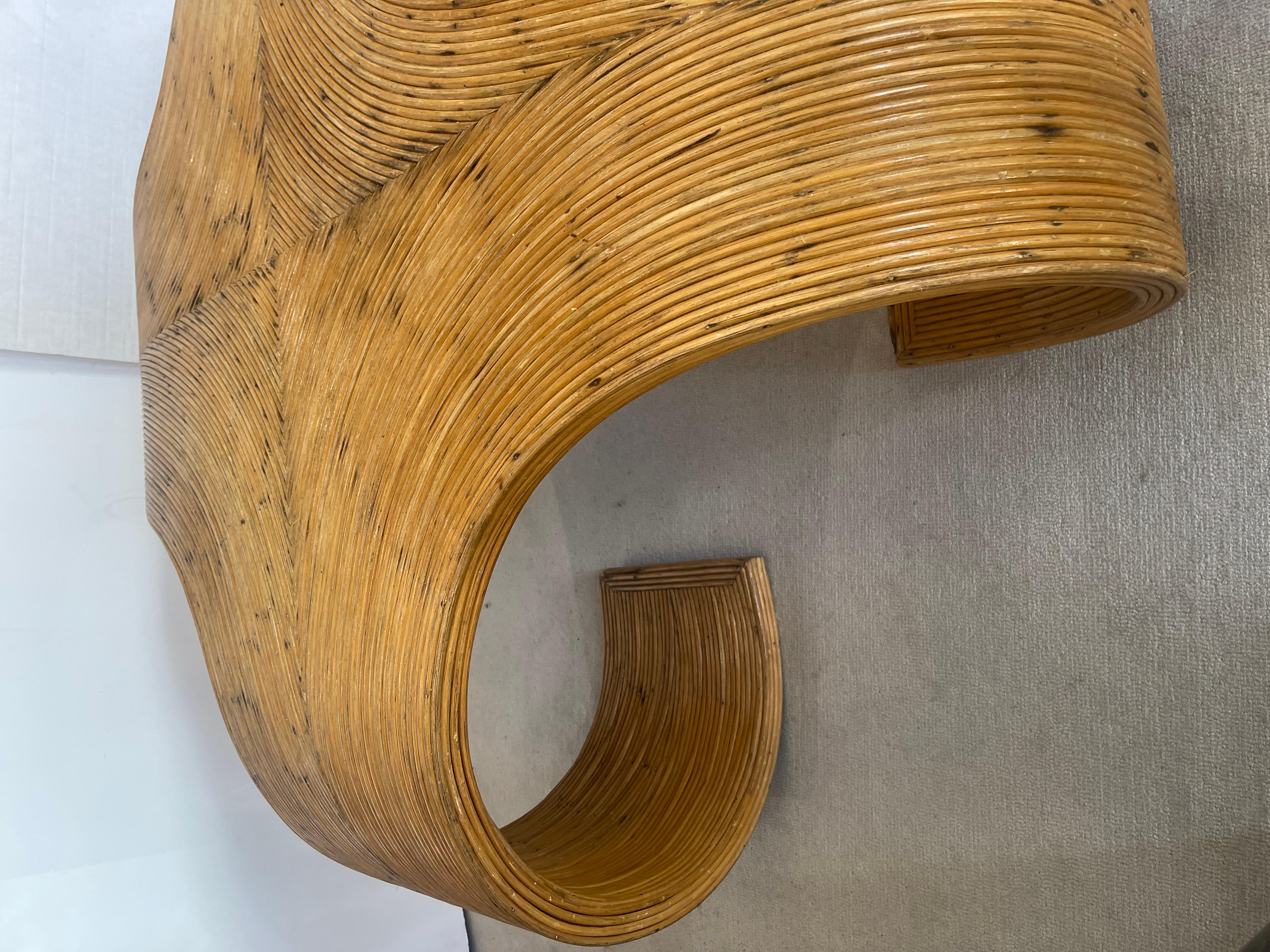 Table basse italienne en bambou à volutes, vers 1975 Bon état - En vente à West Palm Beach, FL
