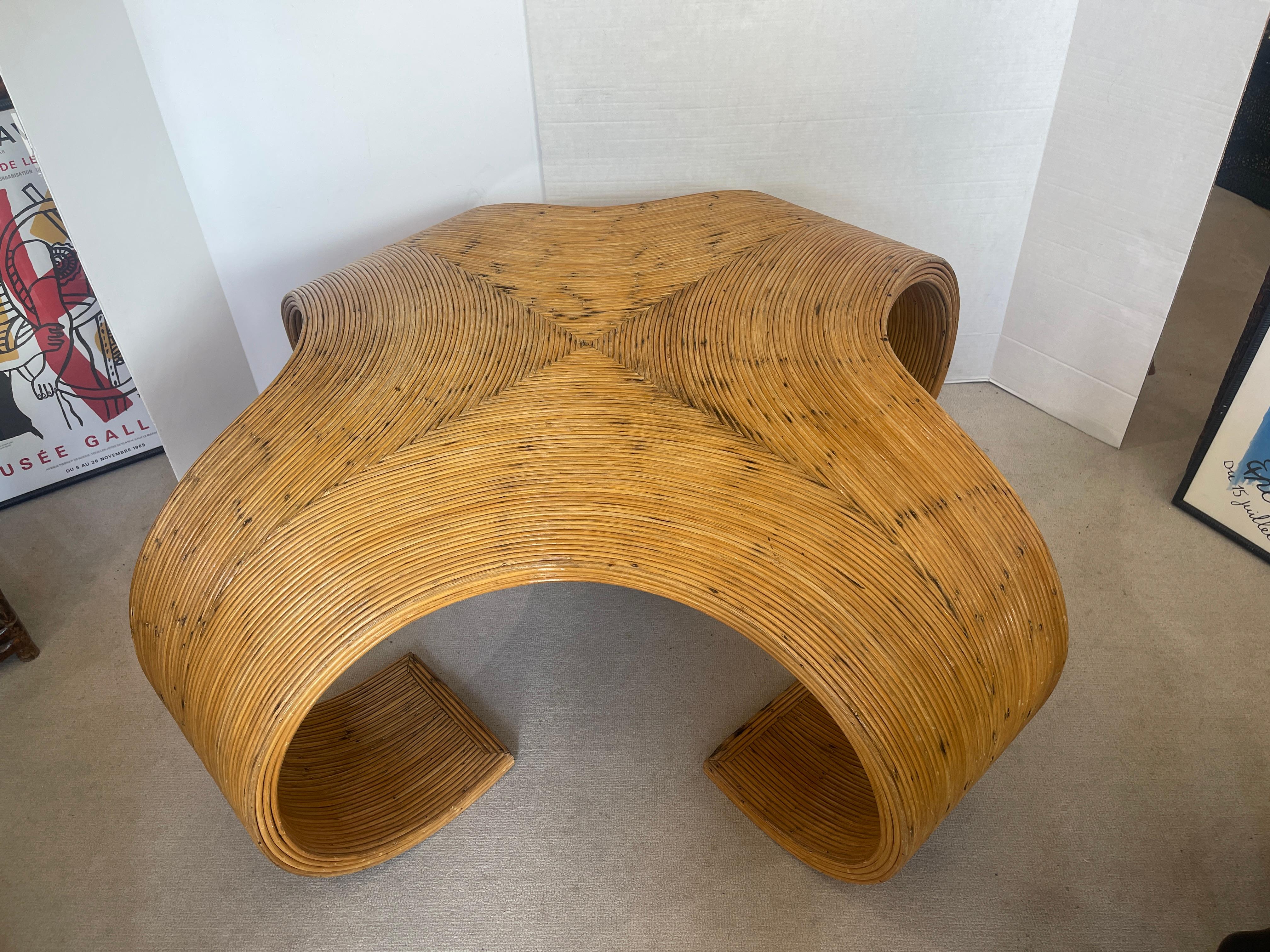 Cette étonnante et très inhabituelle table à café en bambou à baguettes, fabriquée aux Philippines, vient tout juste d'arriver,  pour le marché italien C.I.C.
Incroyable rouleau carré  construction avec  plaqué  bambou en roseau appliqué en