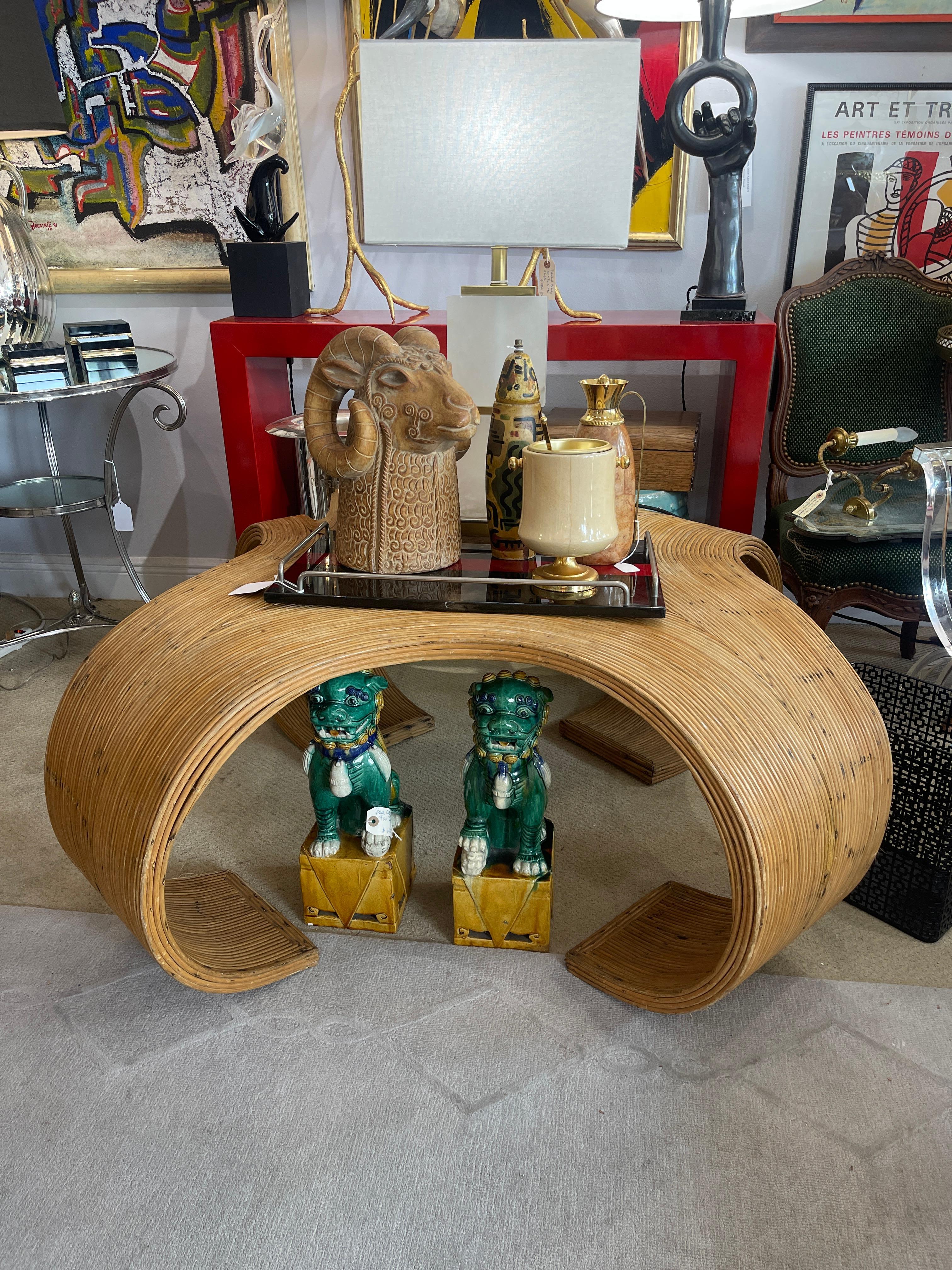 Fait main Table basse italienne en bambou à volutes, vers 1975 en vente