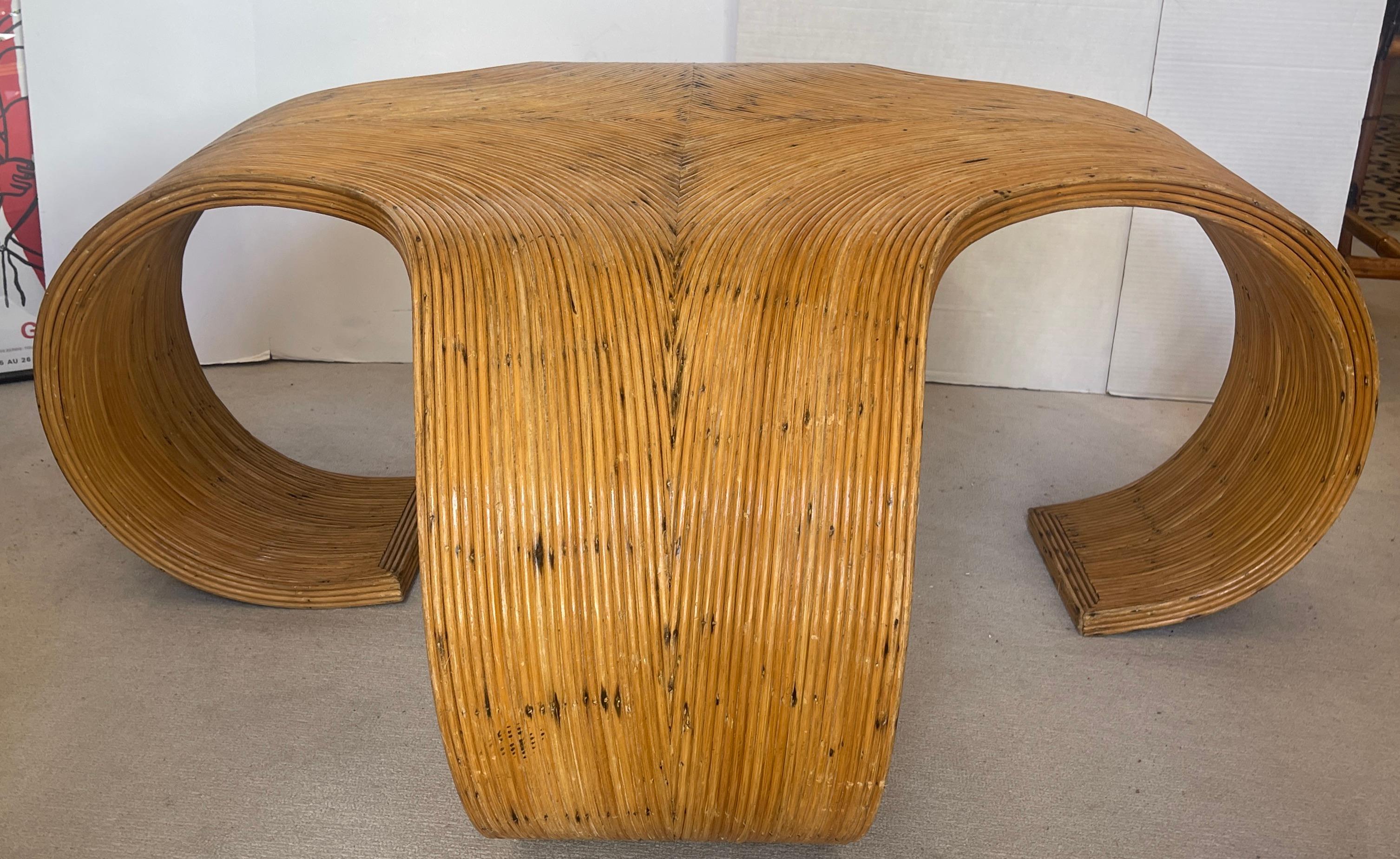 Philippin Table basse italienne en bambou à volutes, vers 1975 en vente