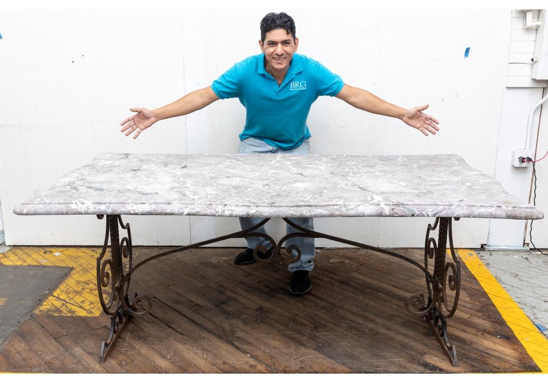 Table de base en fer à volutes avec plateau en marbre en vente 5