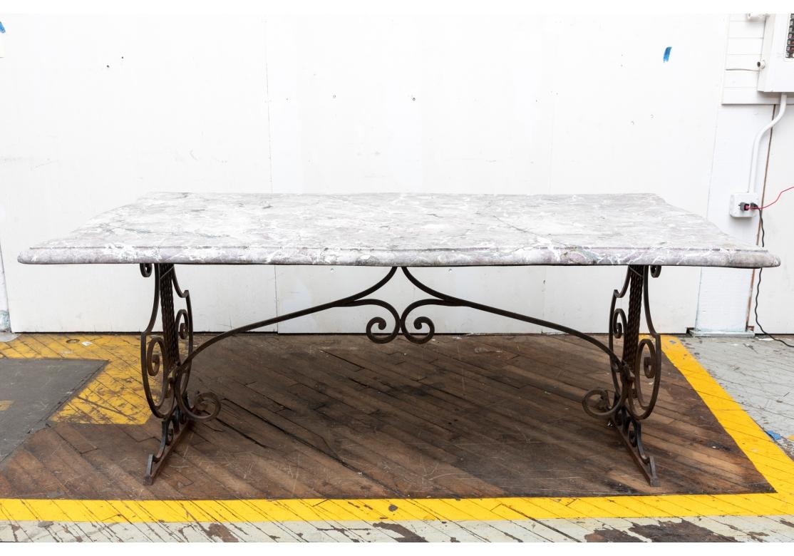 Provincial français Table de base en fer à volutes avec plateau en marbre en vente
