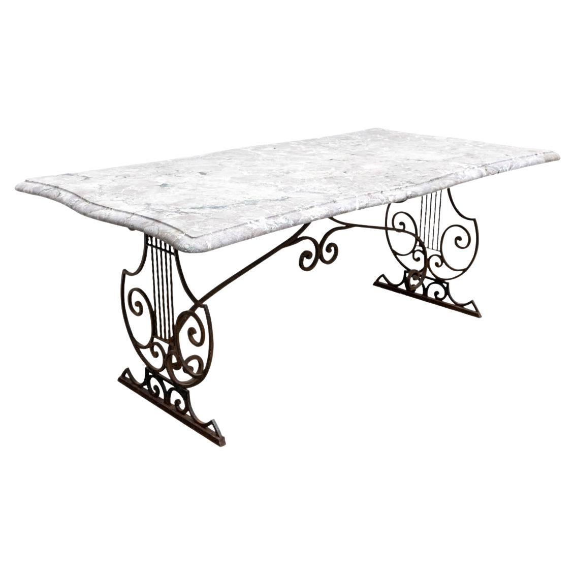 Tisch mit rollendem Eisenfuß und Marmorplatte im Angebot