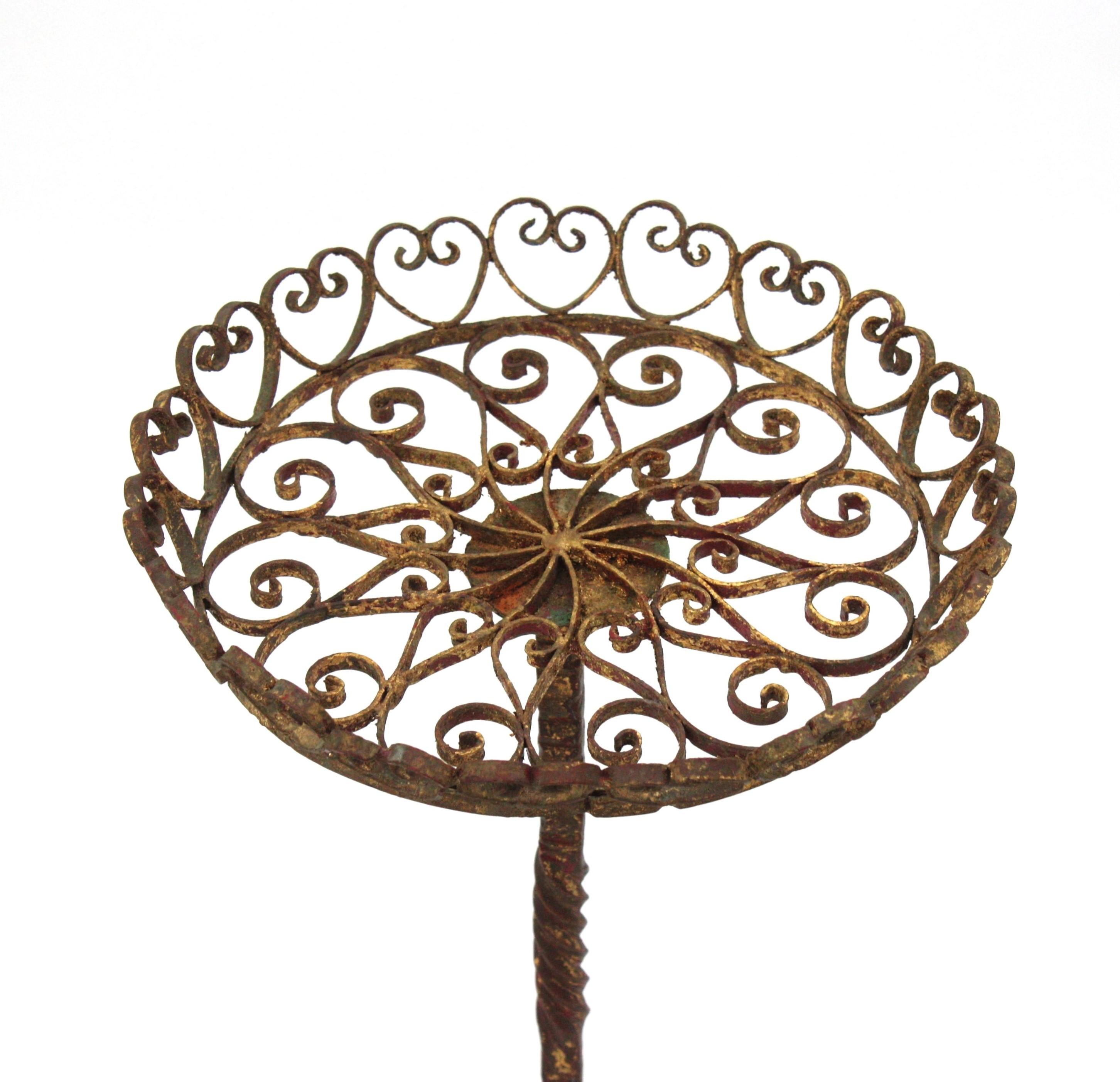 Espagnol Table à boire / table d'appoint en fer doré à volutes, Espagne, années 1950 en vente